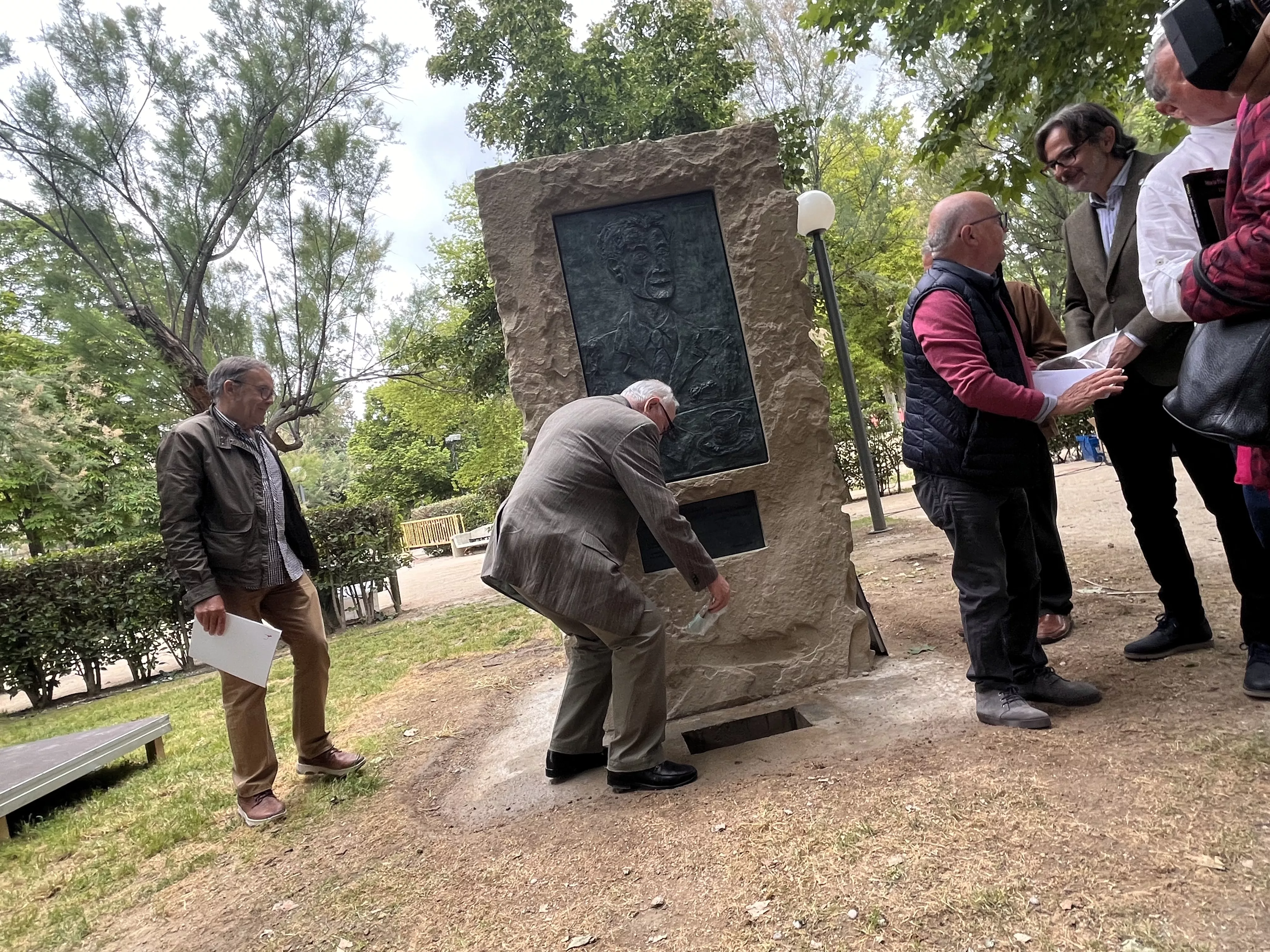 Inauguración de la escultura en homenaje a Orwell en el parque Miguel Servet de Huesca. Foto: Mercedes Manterola