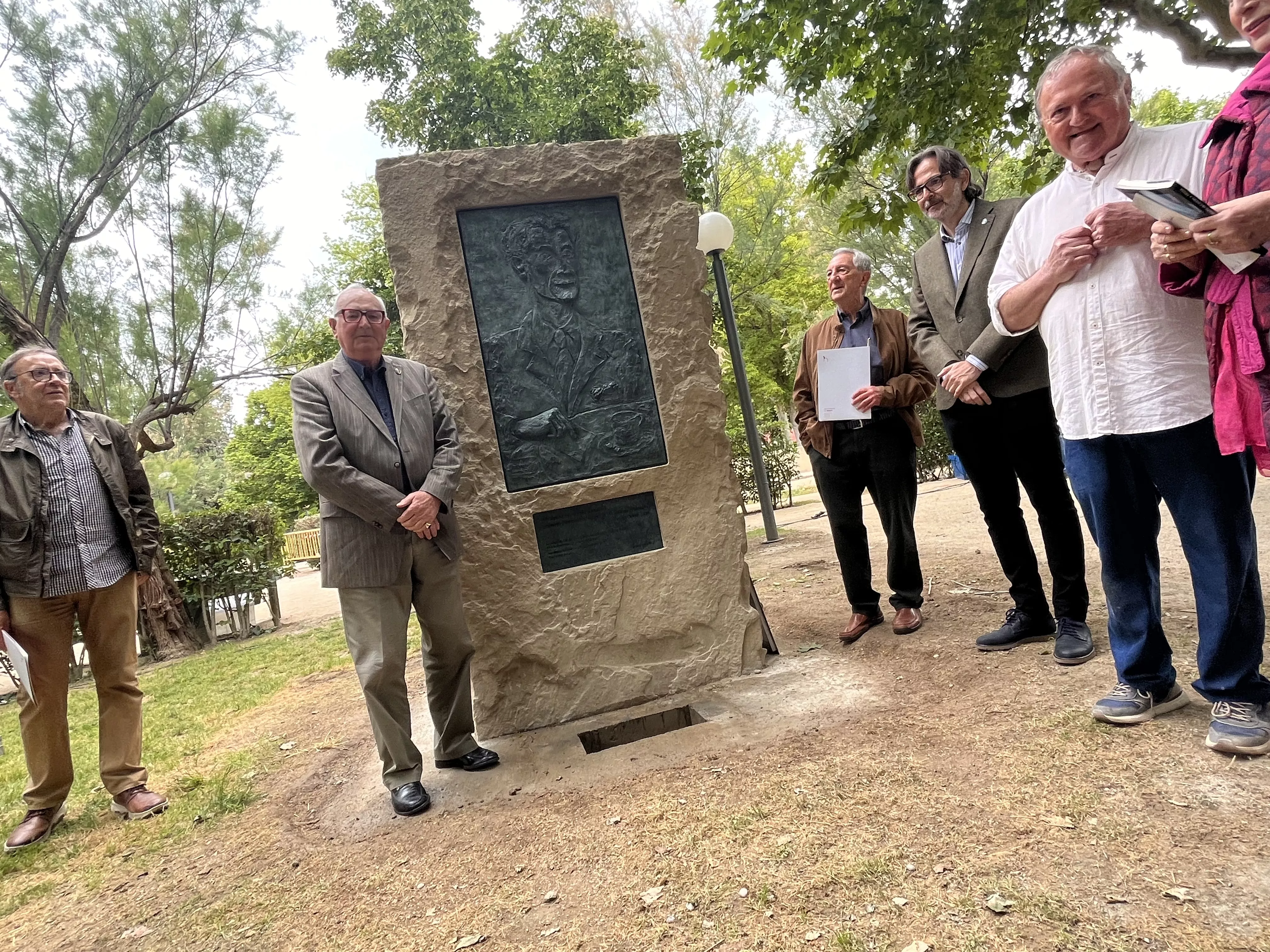 Inauguración de la escultura en homenaje a Orwell en el parque Miguel Servet de Huesca. Foto: Mercedes Manterola
