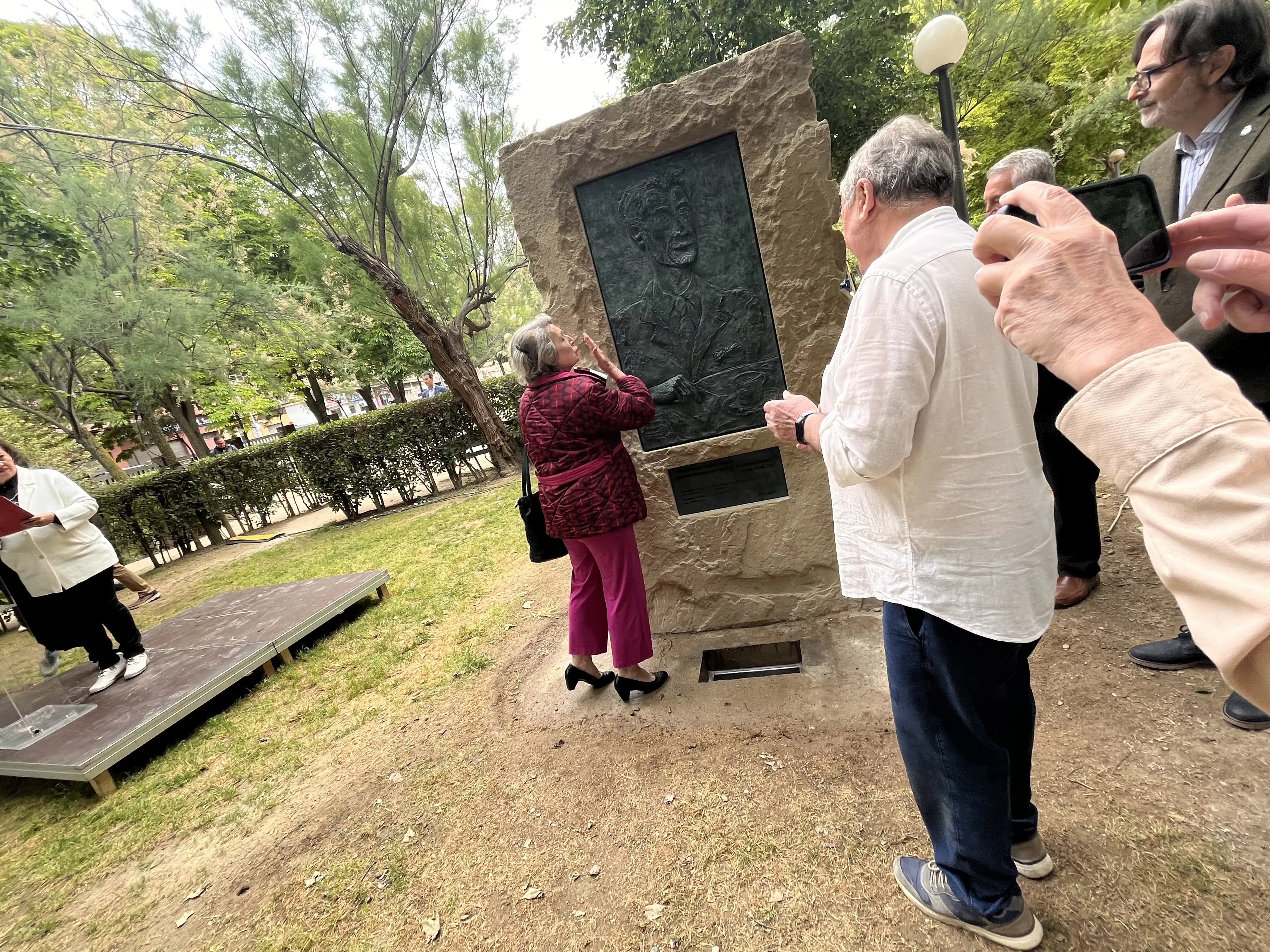Inauguración de la escultura en homenaje a Orwell en el parque Miguel Servet de Huesca. Foto: Mercedes Manterola