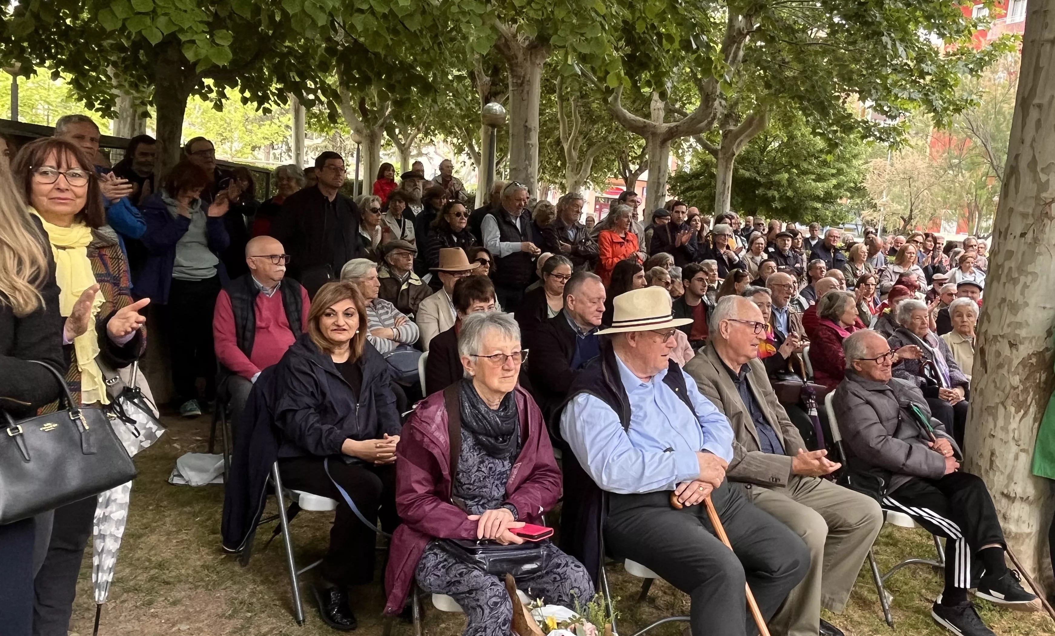 Inauguración de la escultura en homenaje a Orwell en el parque Miguel Servet de Huesca. Foto: Mercedes Manterola