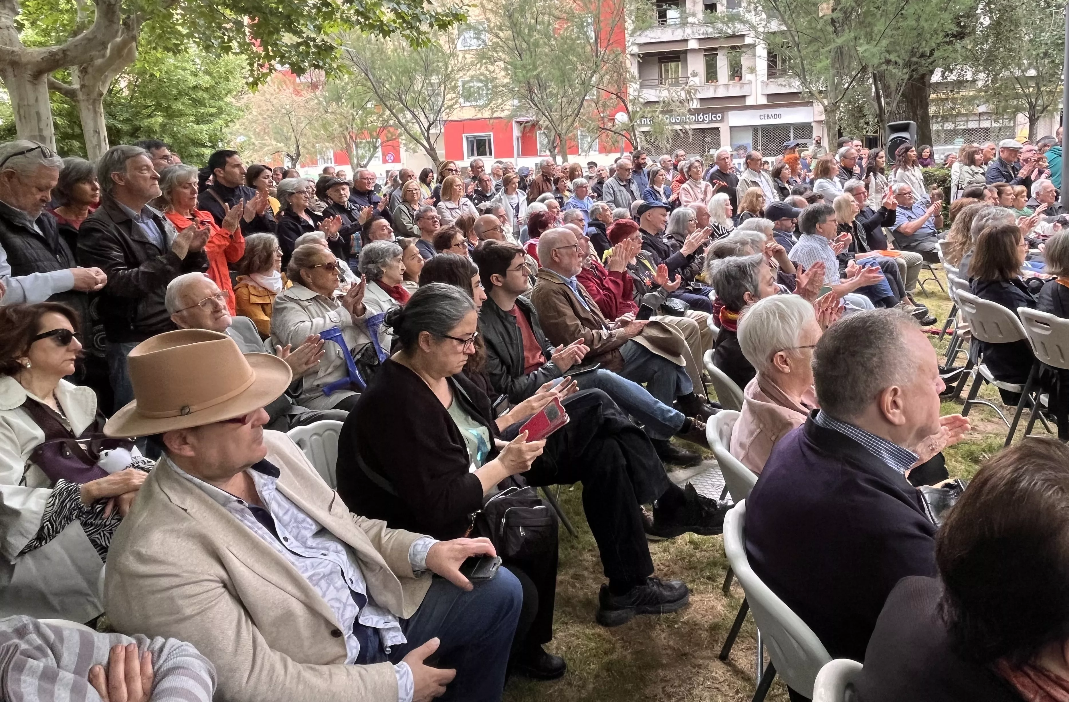 Inauguración de la escultura en homenaje a Orwell en el parque Miguel Servet de Huesca. Foto: Mercedes Manterola