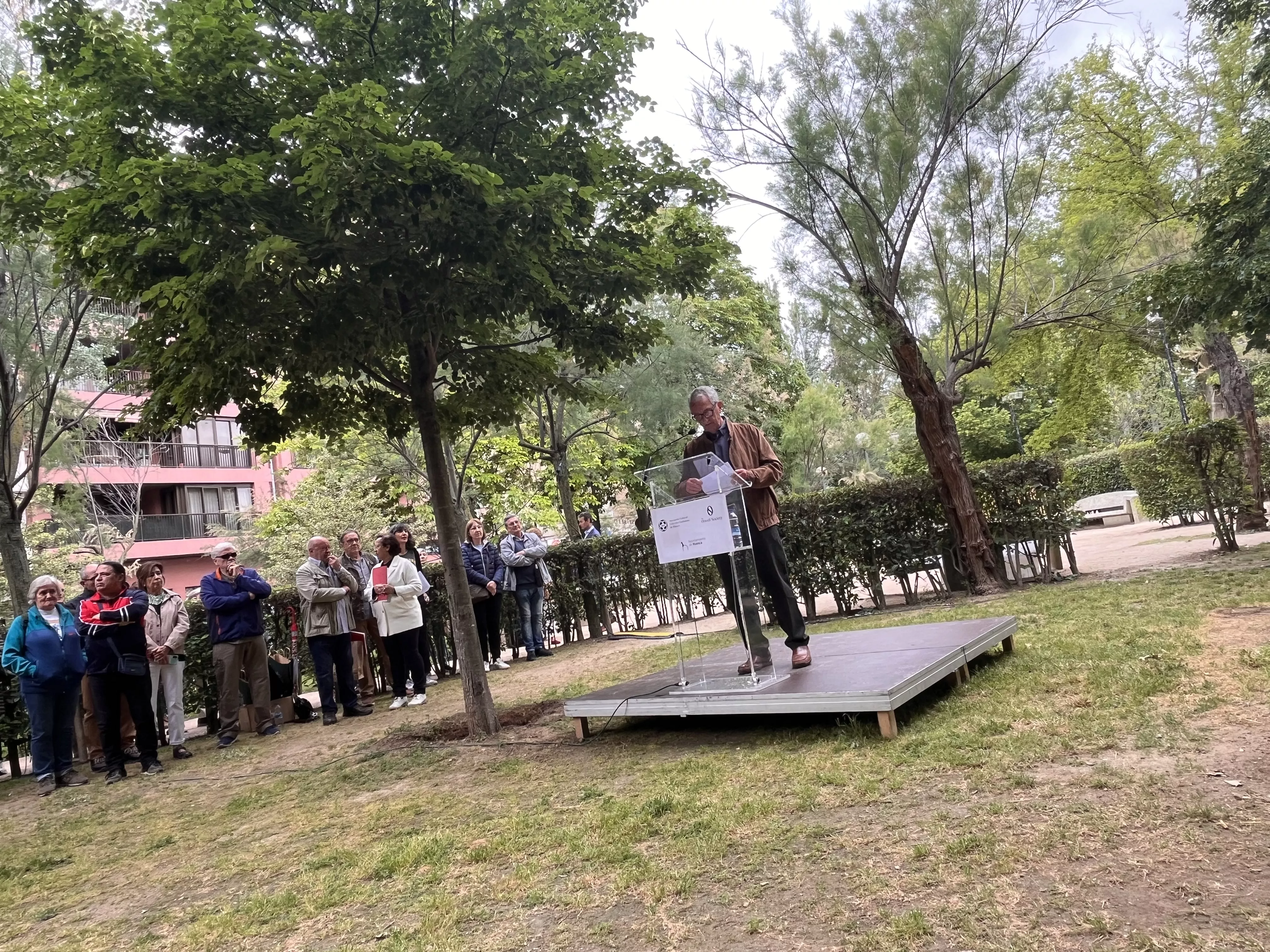Inauguración de la escultura en homenaje a Orwell en el parque Miguel Servet de Huesca. Foto: Mercedes Manterola