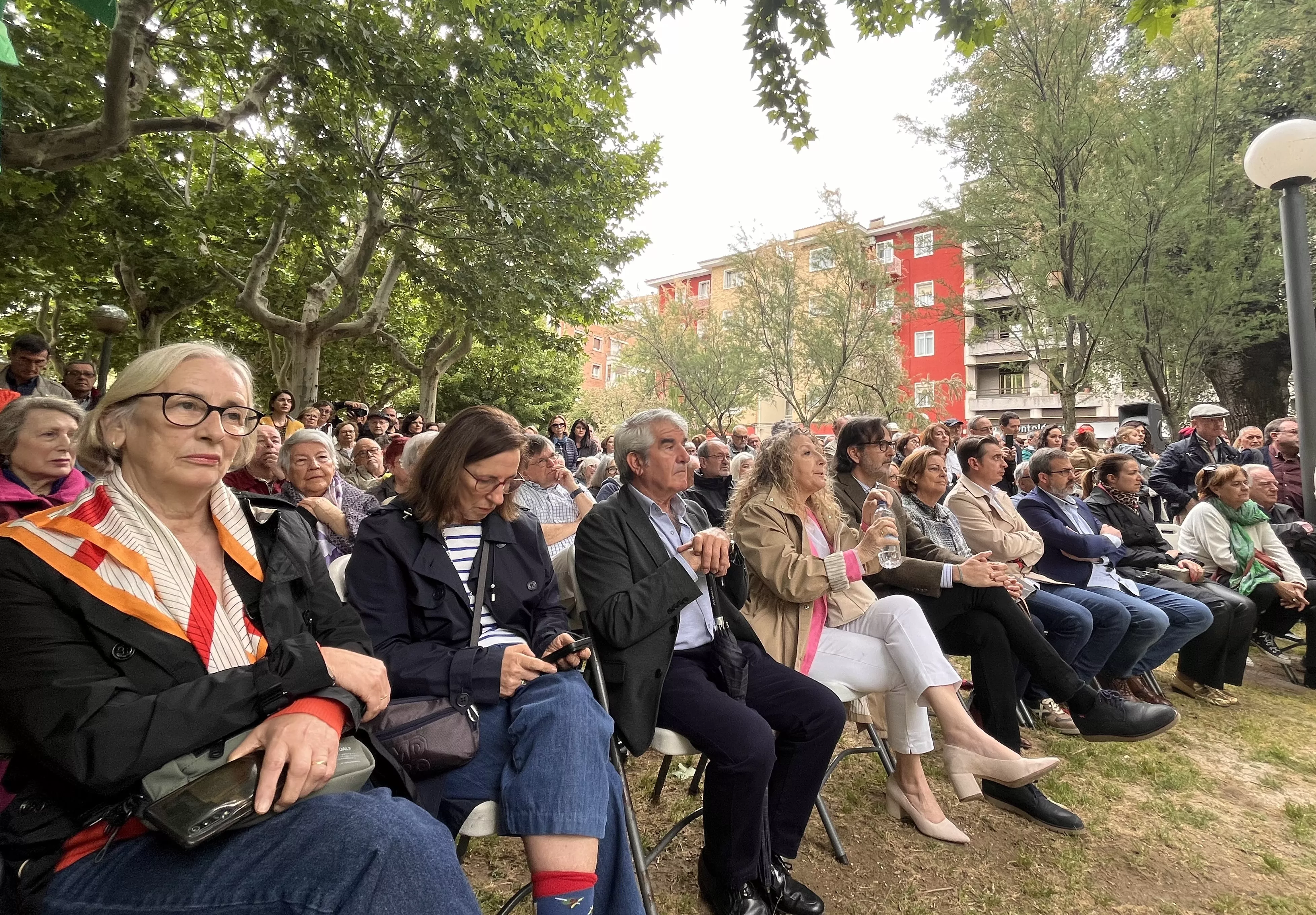 Inauguración de la escultura en homenaje a Orwell en el parque Miguel Servet de Huesca. Foto: Mercedes Manterola