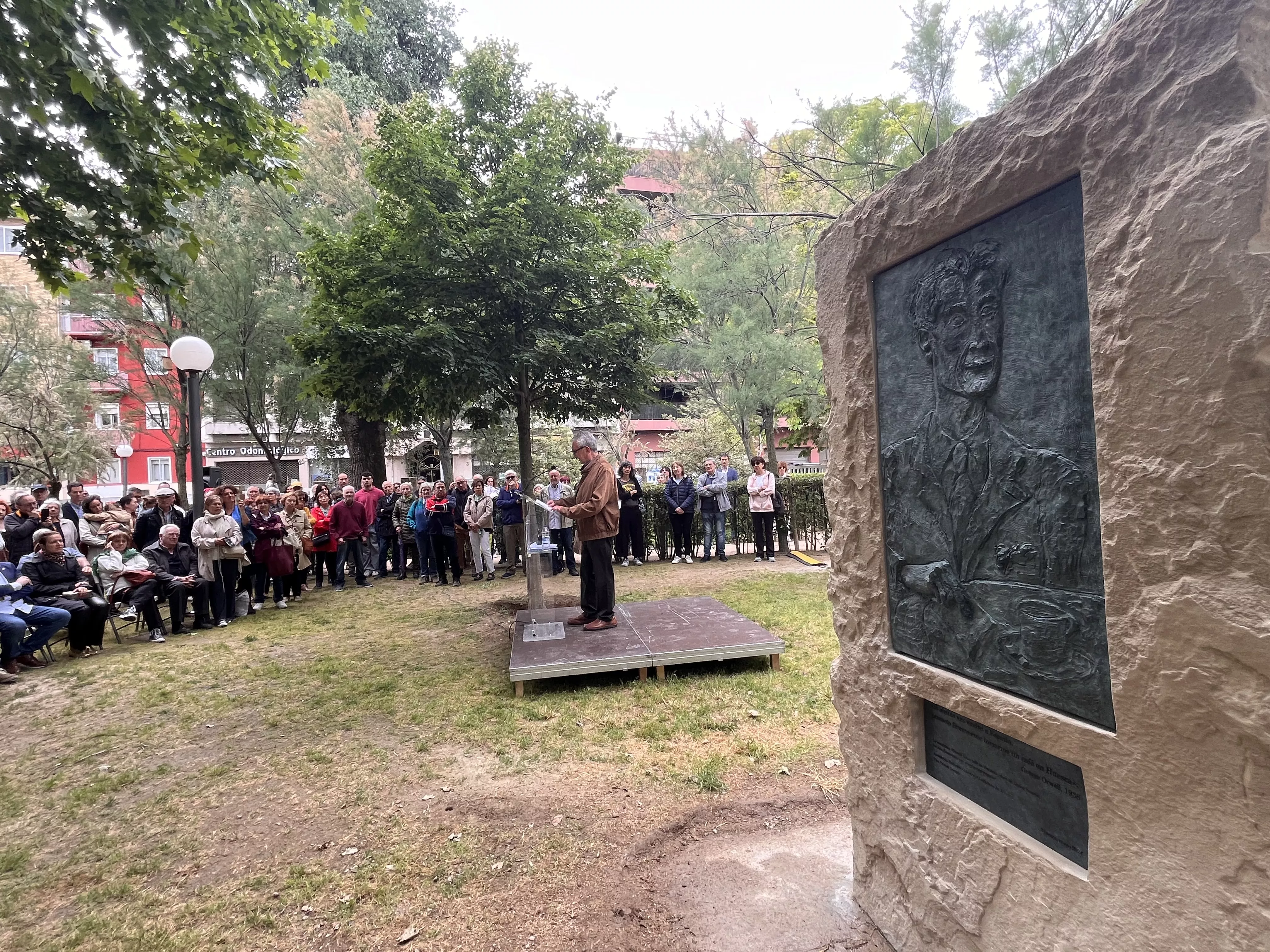 Inauguración de la escultura en homenaje a Orwell en el parque Miguel Servet de Huesca. Foto: Mercedes Manterola
