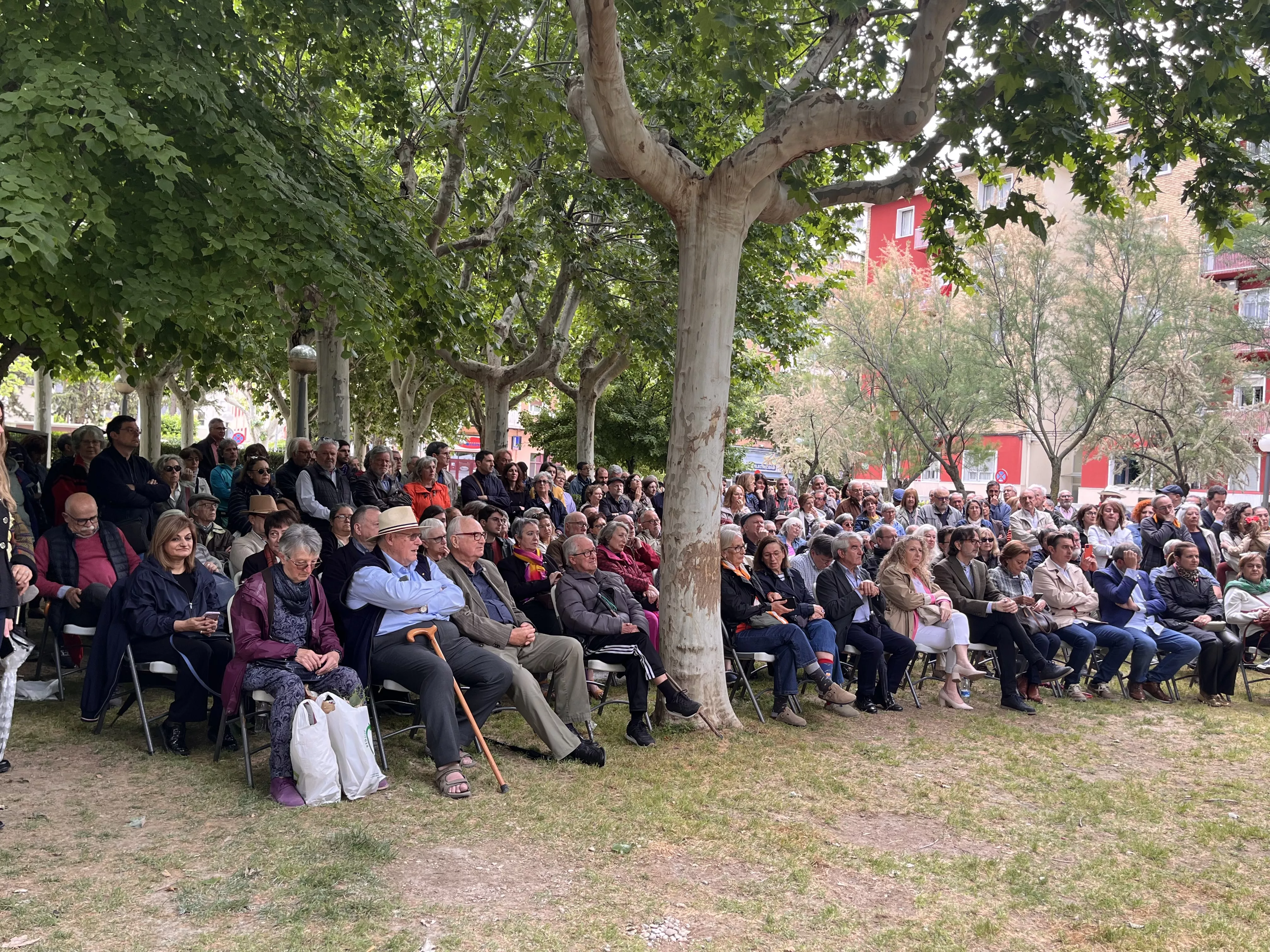 Inauguración de la escultura en homenaje a Orwell en el parque Miguel Servet de Huesca. Foto: Mercedes Manterola
