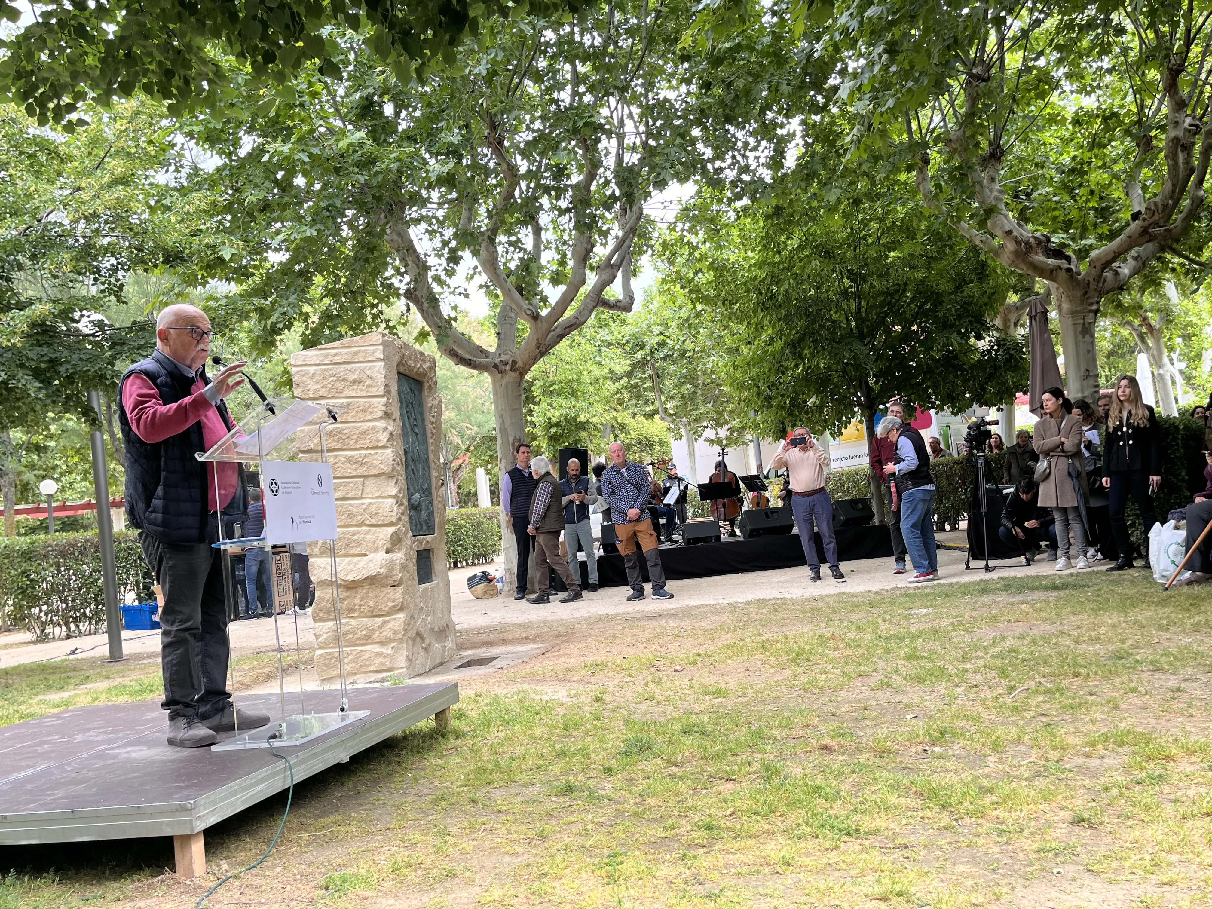 Inauguración de la escultura en homenaje a Orwell en el parque Miguel Servet de Huesca. Foto: Mercedes Manterola