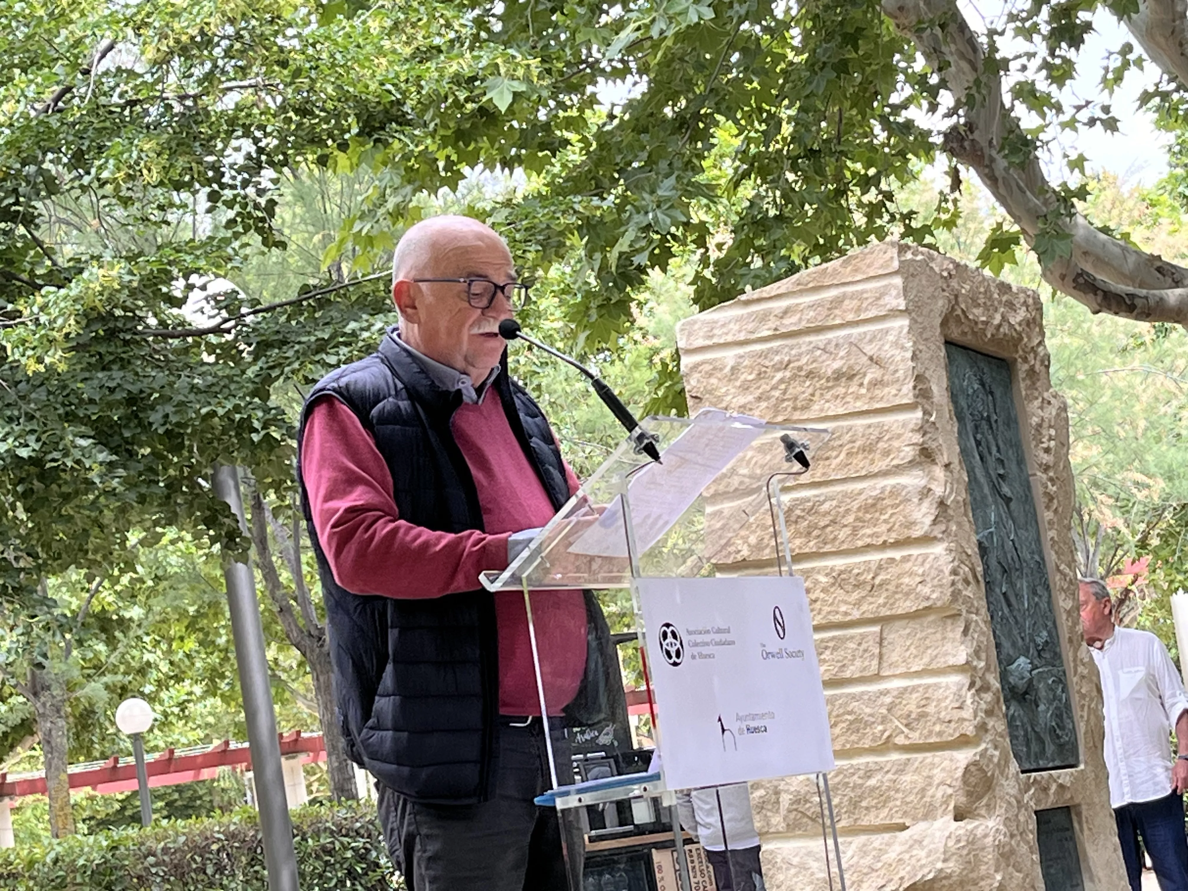 Inauguración de la escultura en homenaje a Orwell en el parque Miguel Servet de Huesca. Foto: Mercedes Manterola