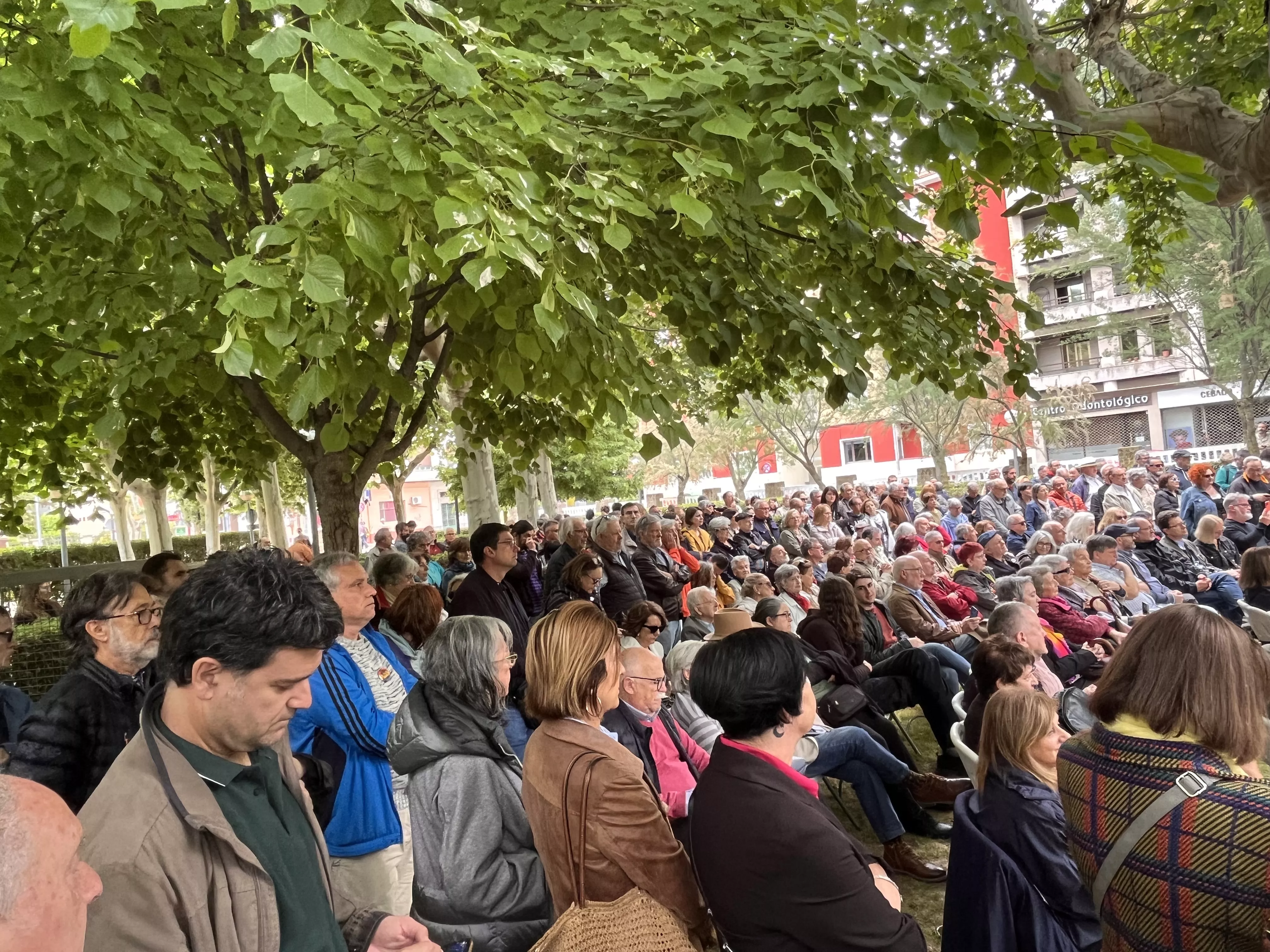 Inauguración de la escultura en homenaje a Orwell en el parque Miguel Servet de Huesca. Foto: Mercedes Manterola