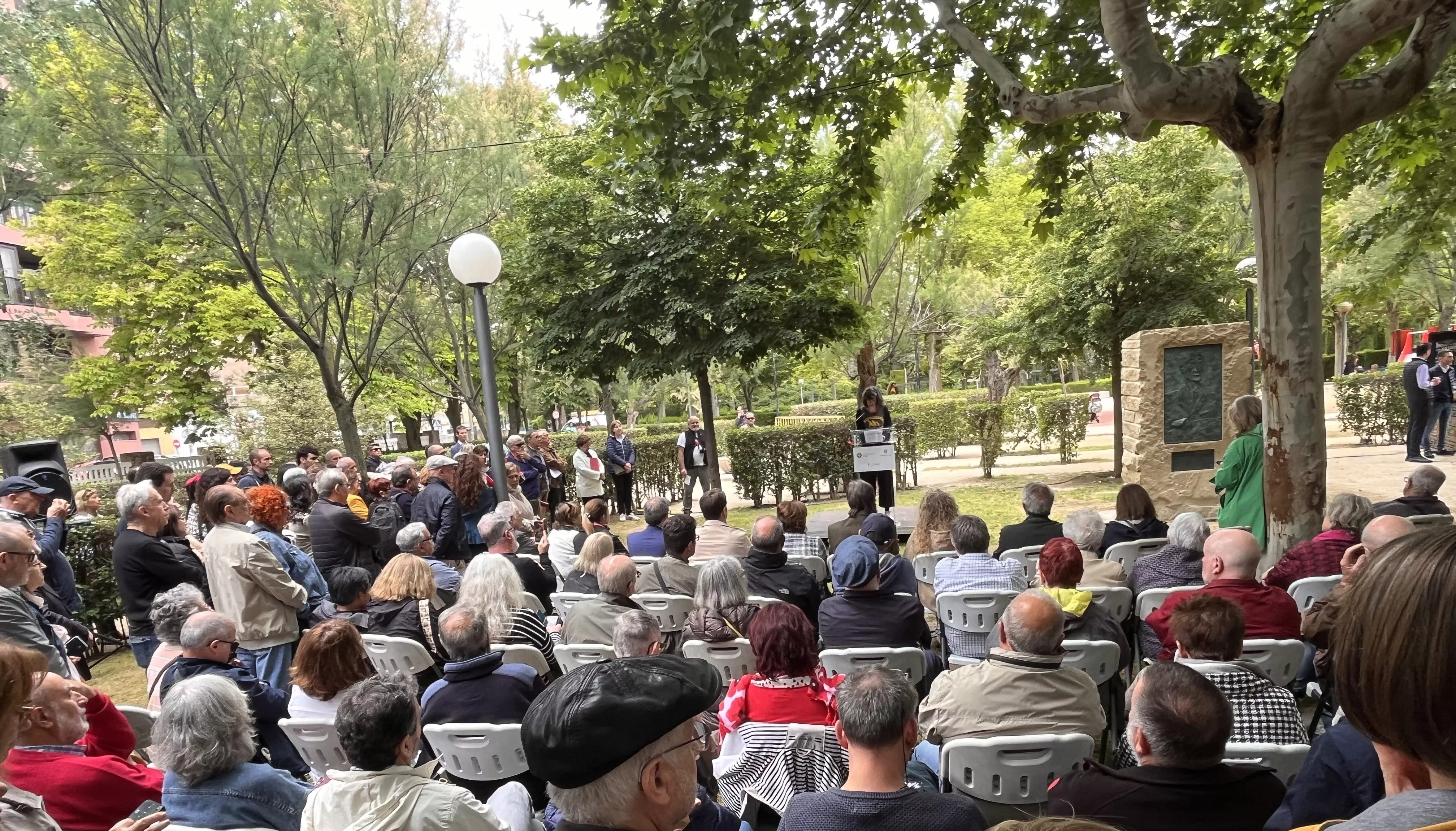 Inauguración de la escultura en homenaje a Orwell en el parque Miguel Servet de Huesca. Foto: Mercedes Manterola
