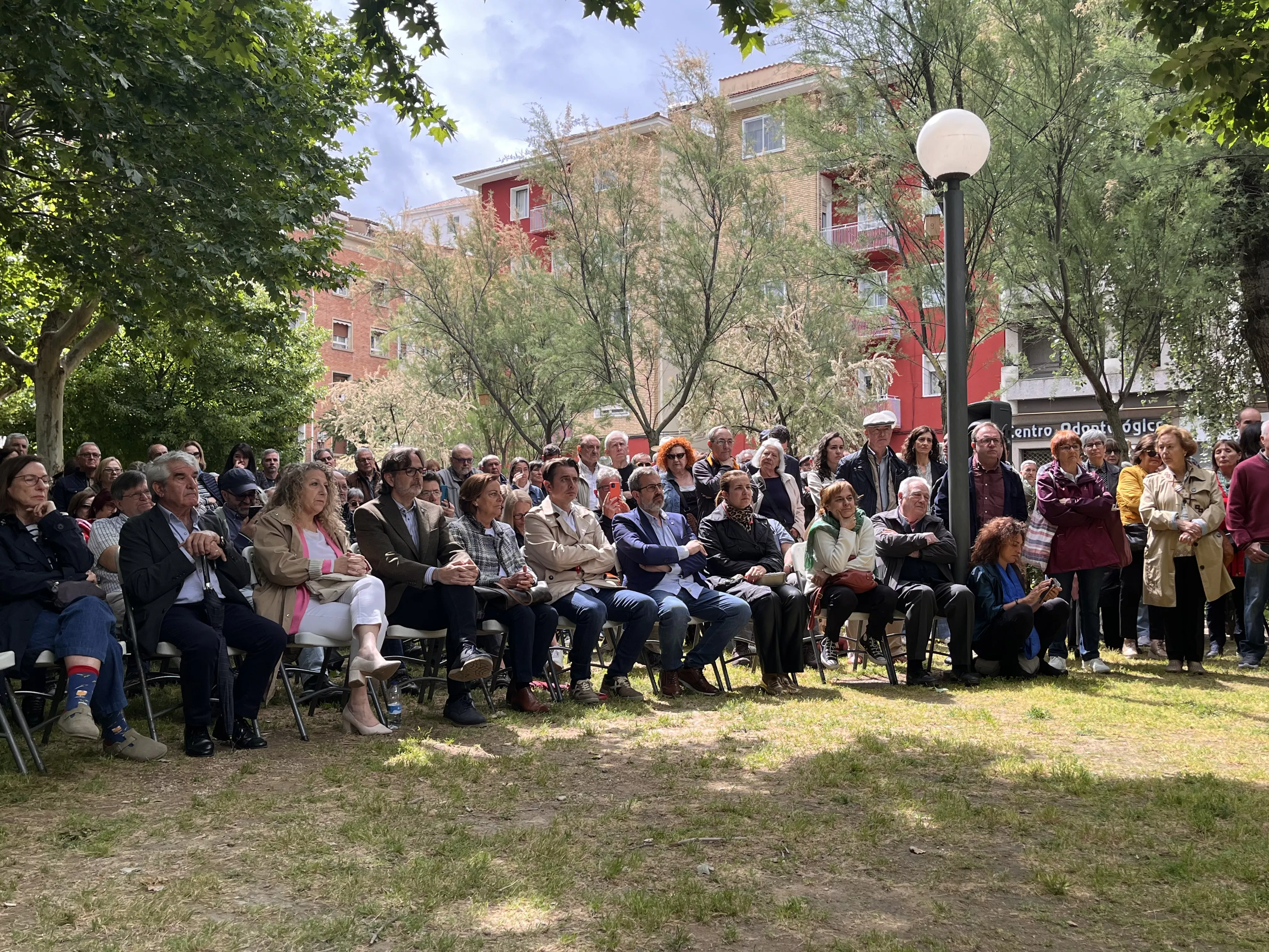 Inauguración de la escultura en homenaje a Orwell en el parque Miguel Servet de Huesca. Foto: Mercedes Manterola
