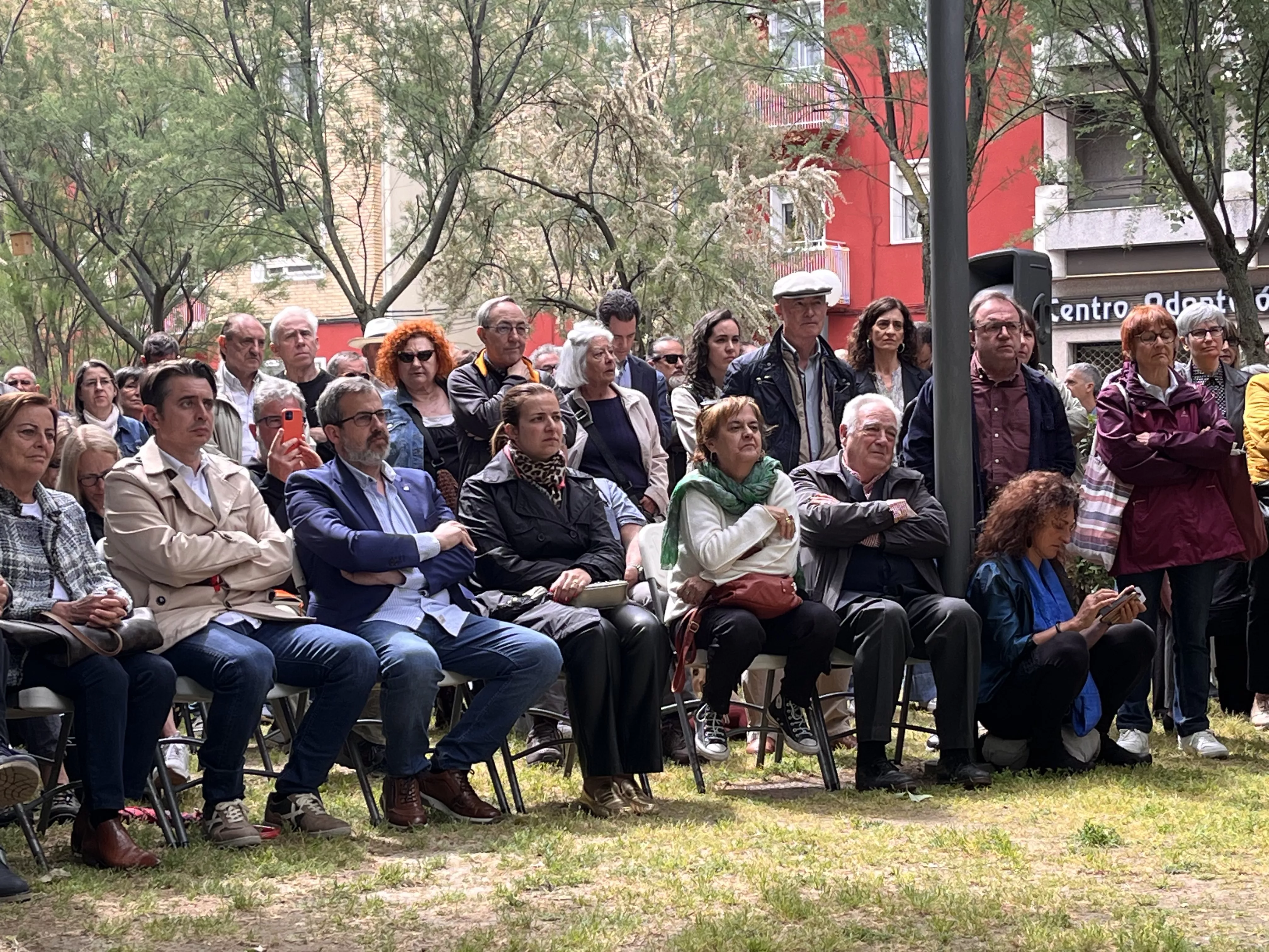 Inauguración de la escultura en homenaje a Orwell en el parque Miguel Servet de Huesca. Foto: Mercedes Manterola