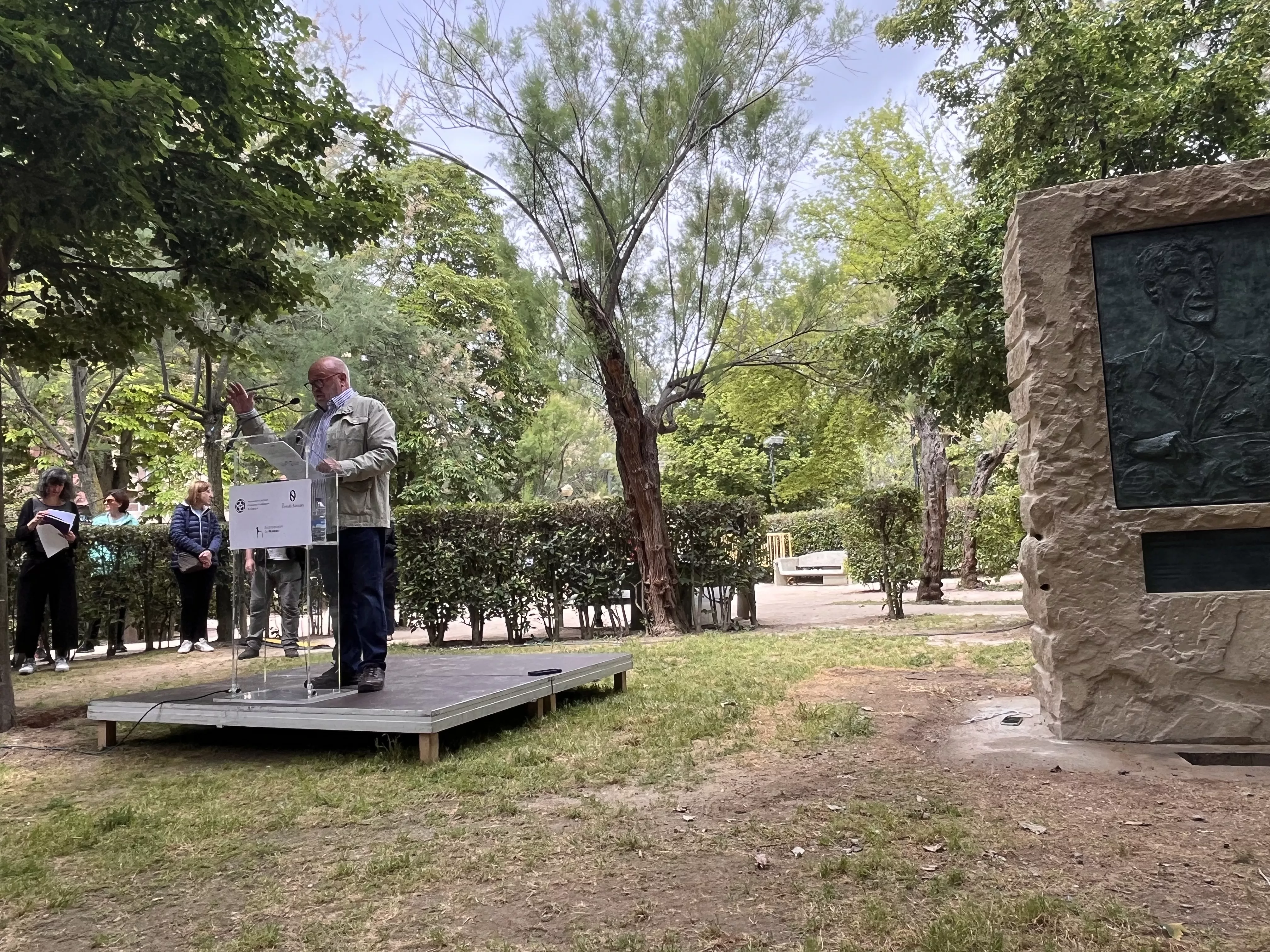 Inauguración de la escultura en homenaje a Orwell en el parque Miguel Servet de Huesca. Foto: Mercedes Manterola