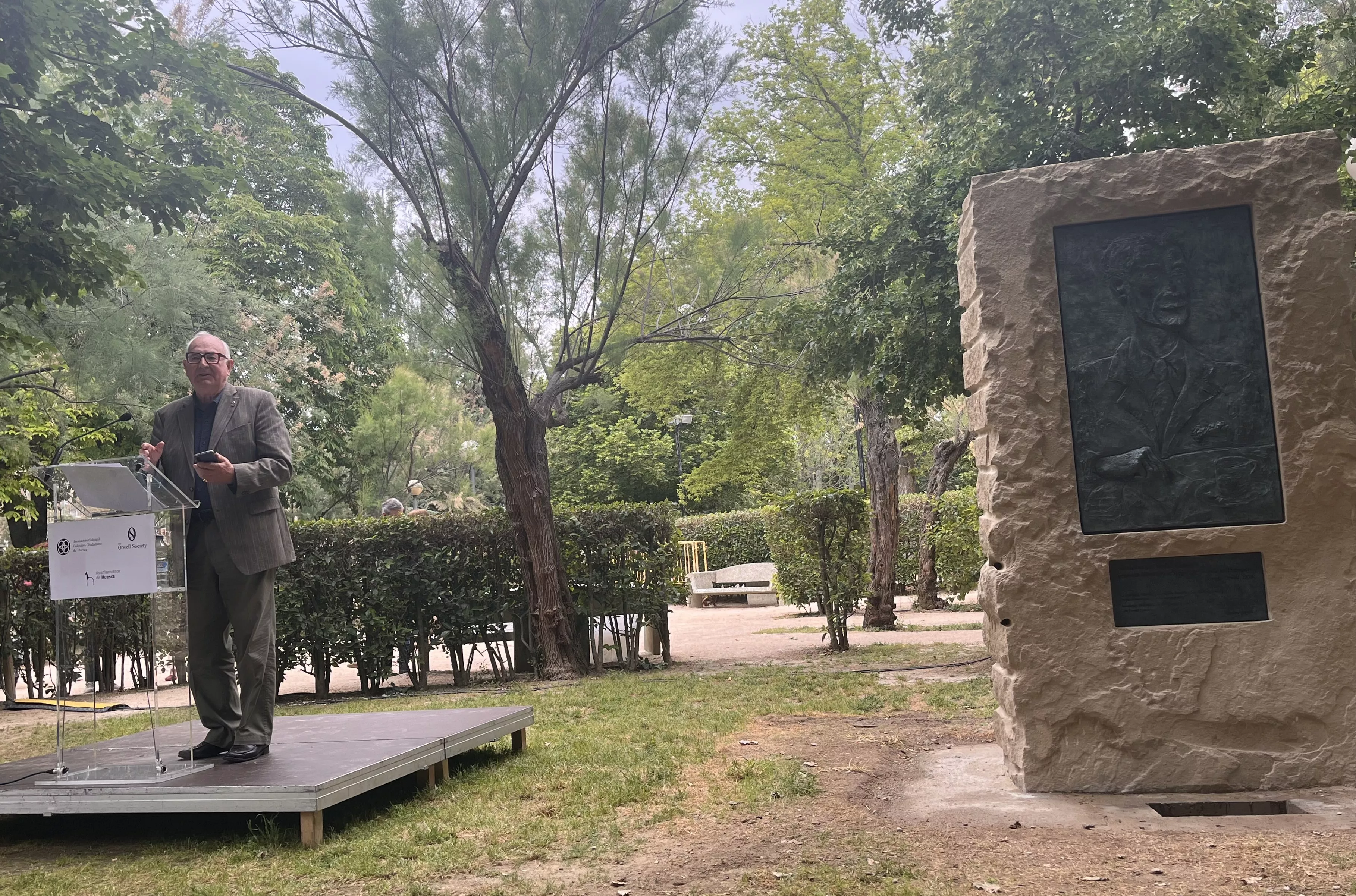 Inauguración de la escultura en homenaje a Orwell en el parque Miguel Servet de Huesca. Foto: Mercedes Manterola