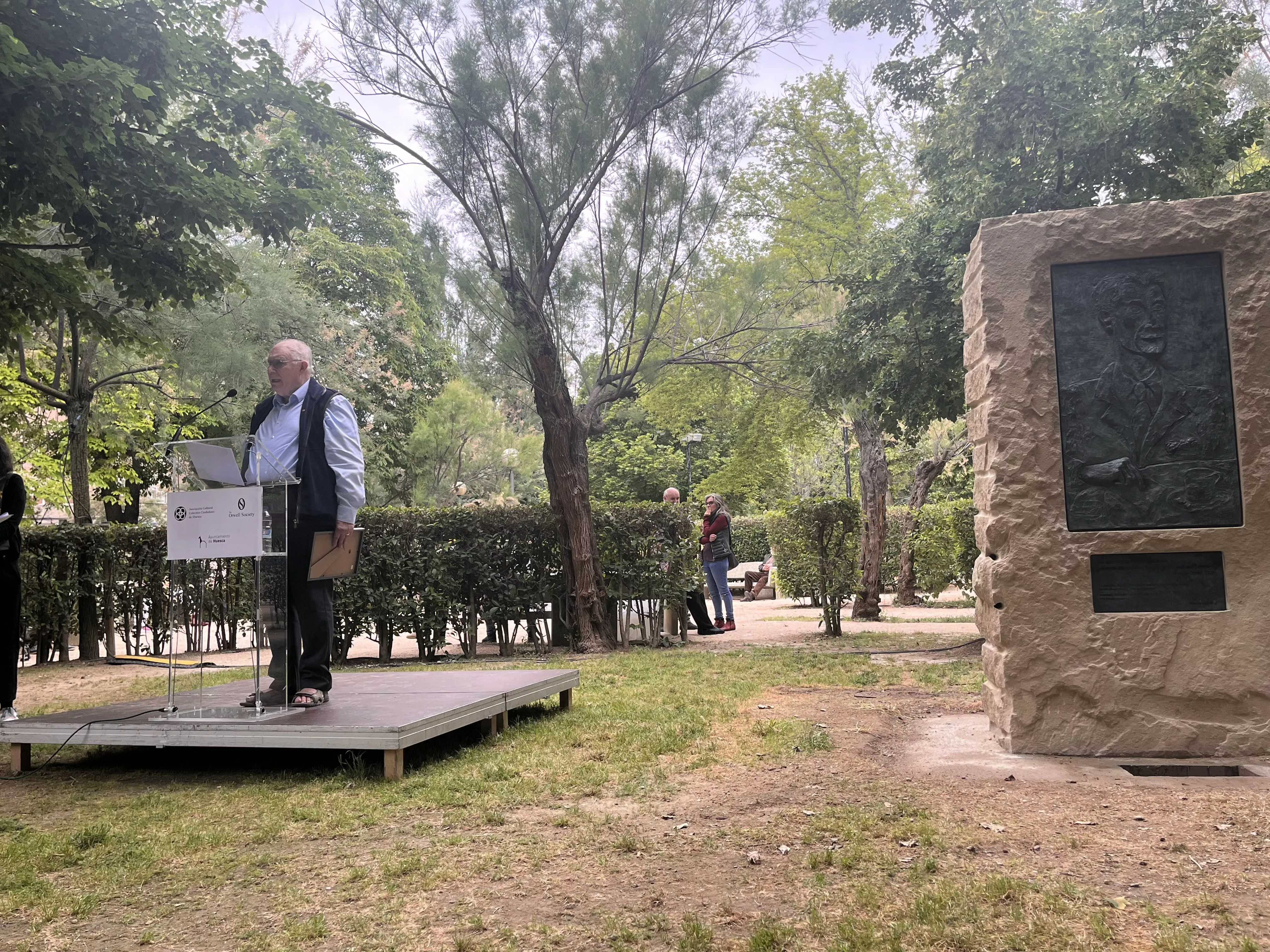 Inauguración de la escultura en homenaje a Orwell en el parque Miguel Servet de Huesca. Foto: Mercedes Manterola