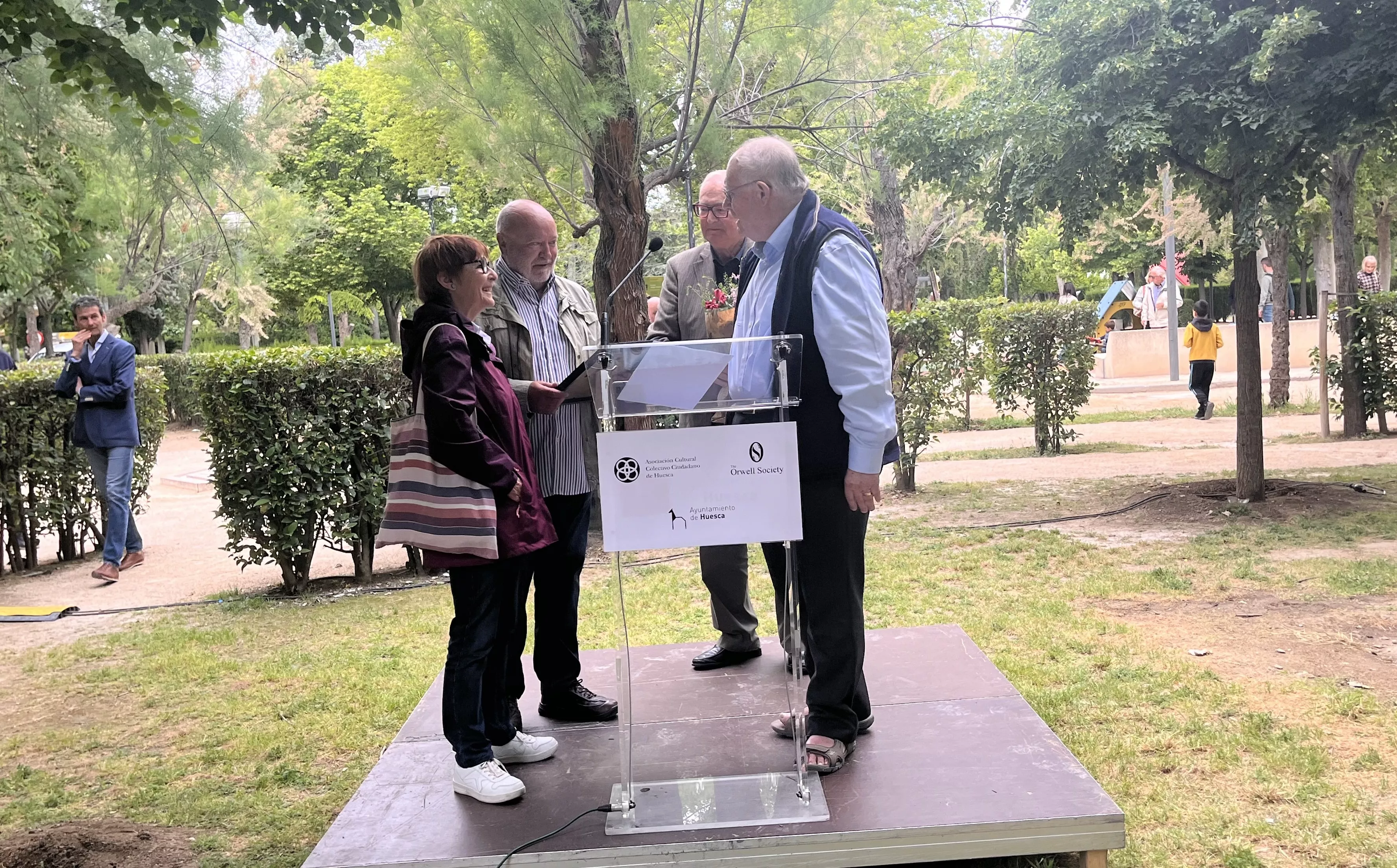 Inauguración de la escultura en homenaje a Orwell en el parque Miguel Servet de Huesca. Foto: Mercedes Manterola
