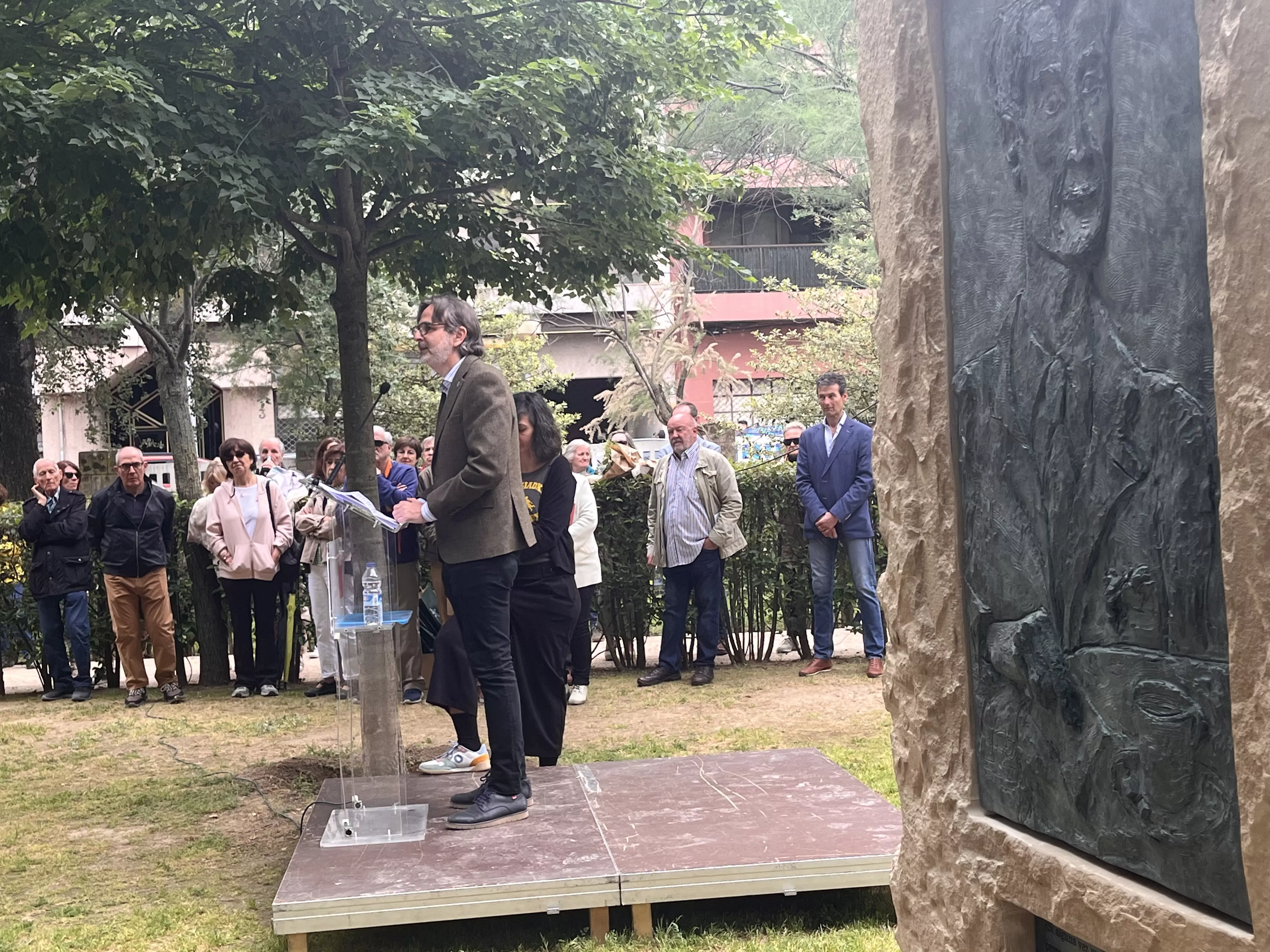 Inauguración de la escultura en homenaje a Orwell en el parque Miguel Servet de Huesca. Foto: Mercedes Manterola