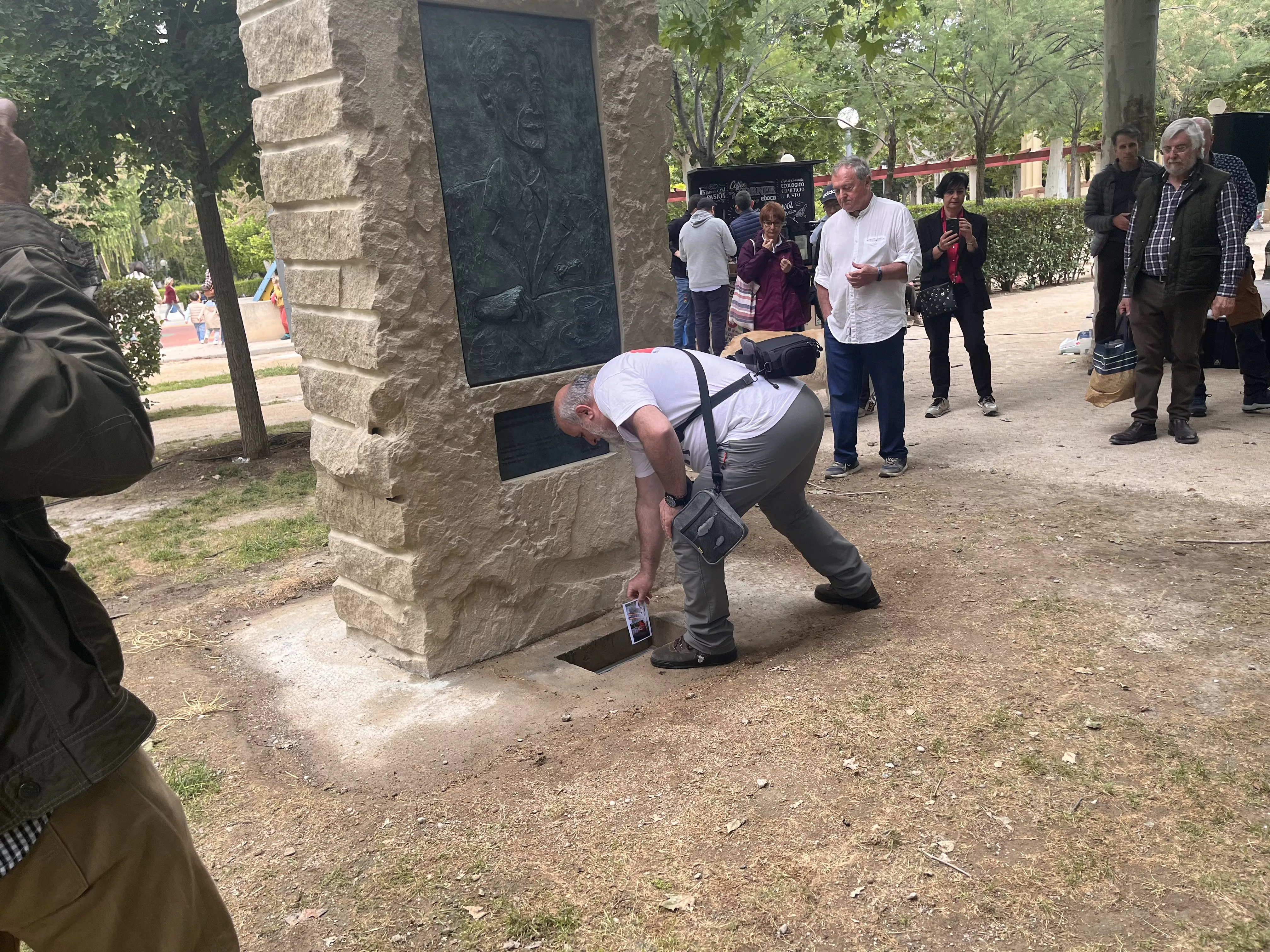 Inauguración de la escultura en homenaje a Orwell en el parque Miguel Servet de Huesca. Foto: Mercedes Manterola
