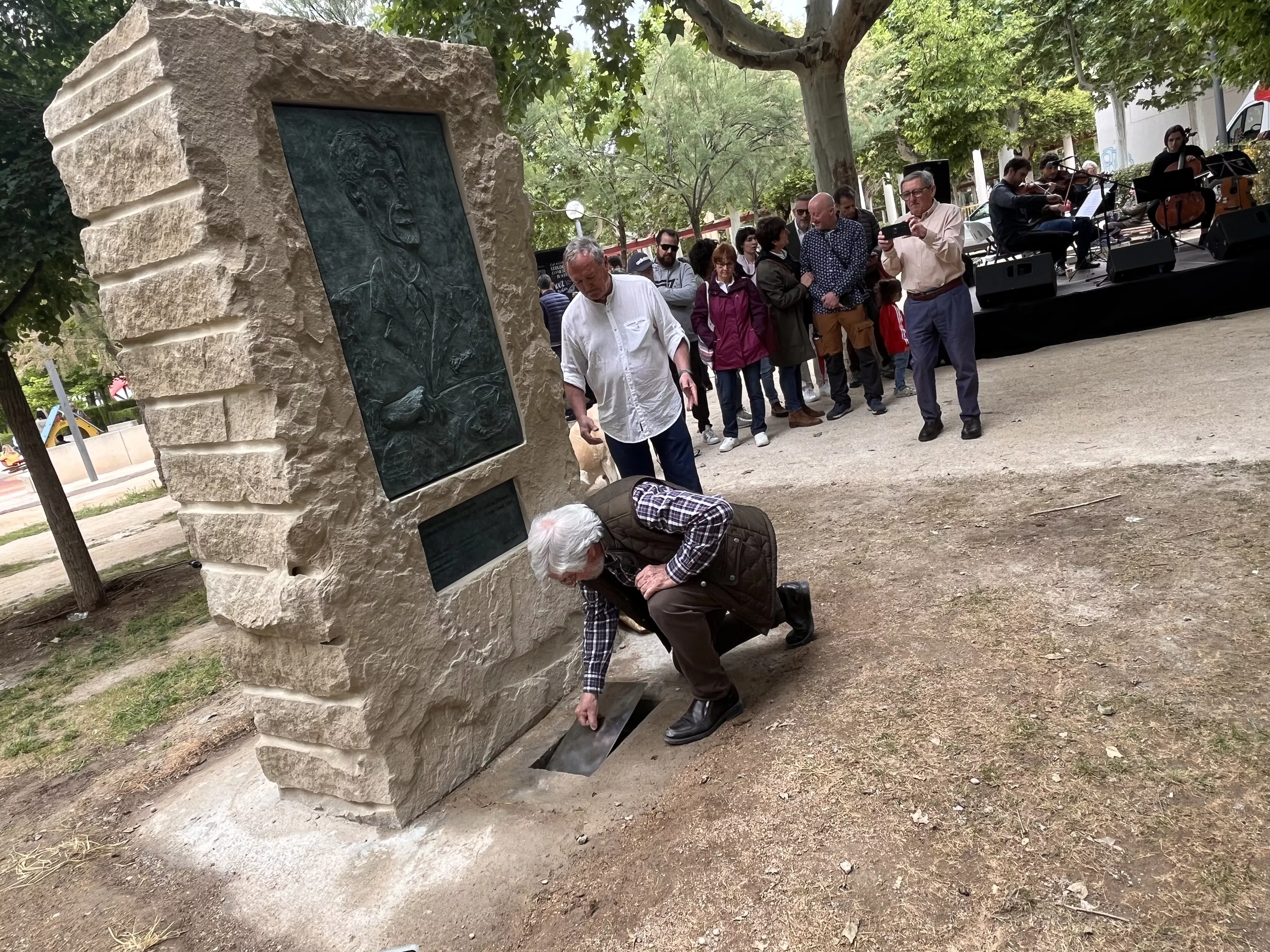 Inauguración de la escultura en homenaje a Orwell en el parque Miguel Servet de Huesca. Foto: Mercedes Manterola
