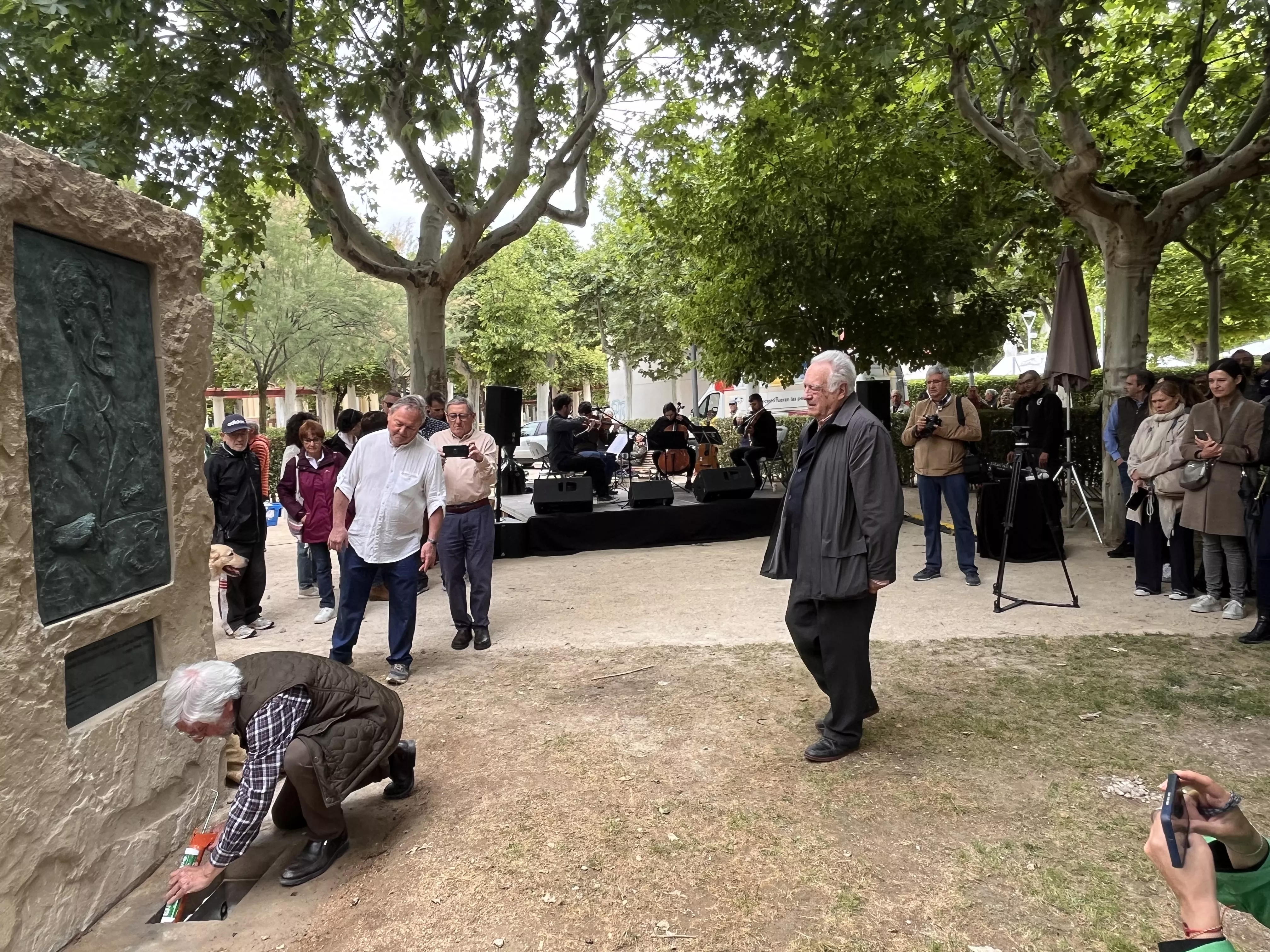 Inauguración de la escultura en homenaje a Orwell en el parque Miguel Servet de Huesca. Foto: Mercedes Manterola