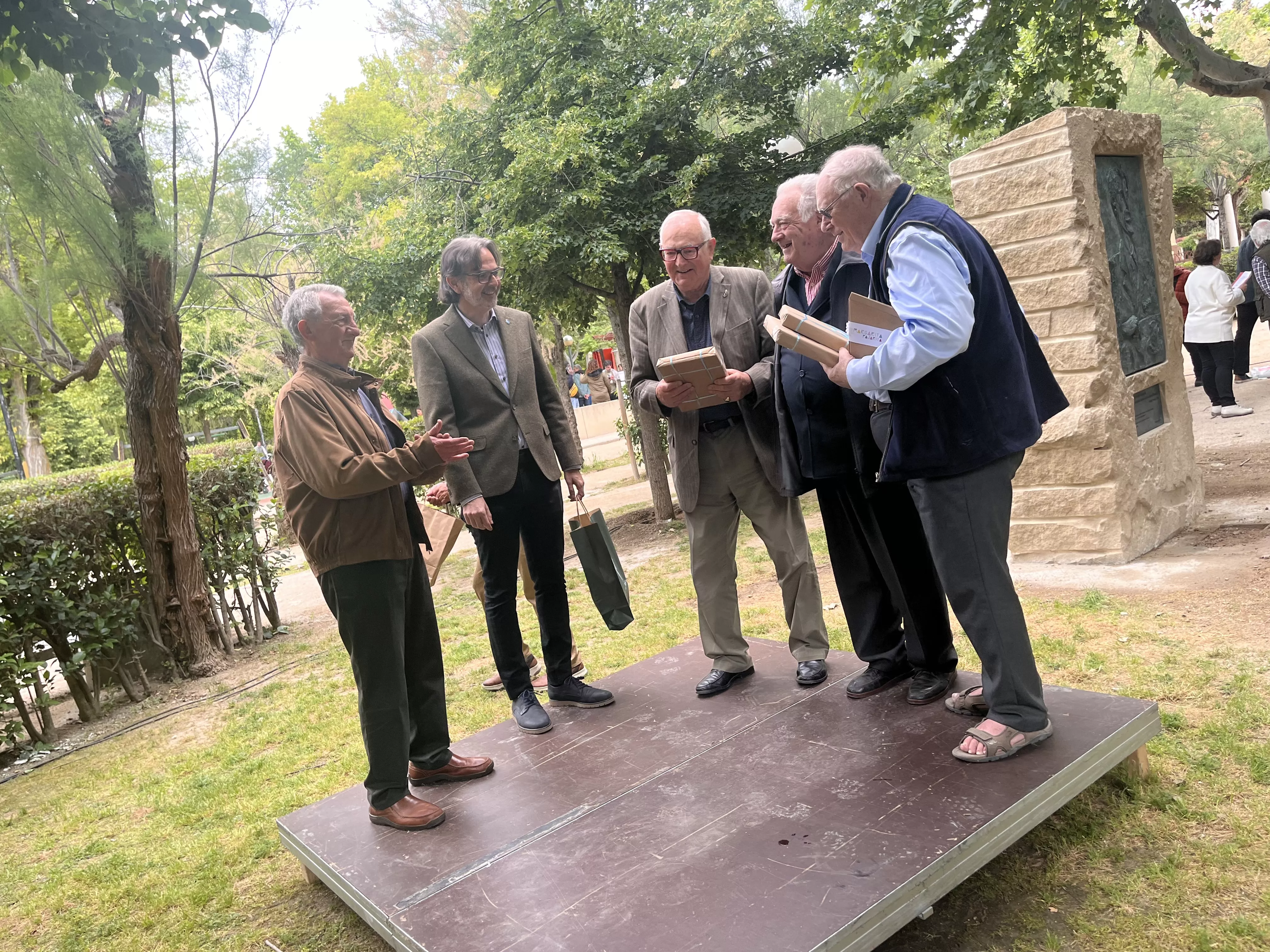 Inauguración de la escultura en homenaje a Orwell en el parque Miguel Servet de Huesca. Foto: Mercedes Manterola