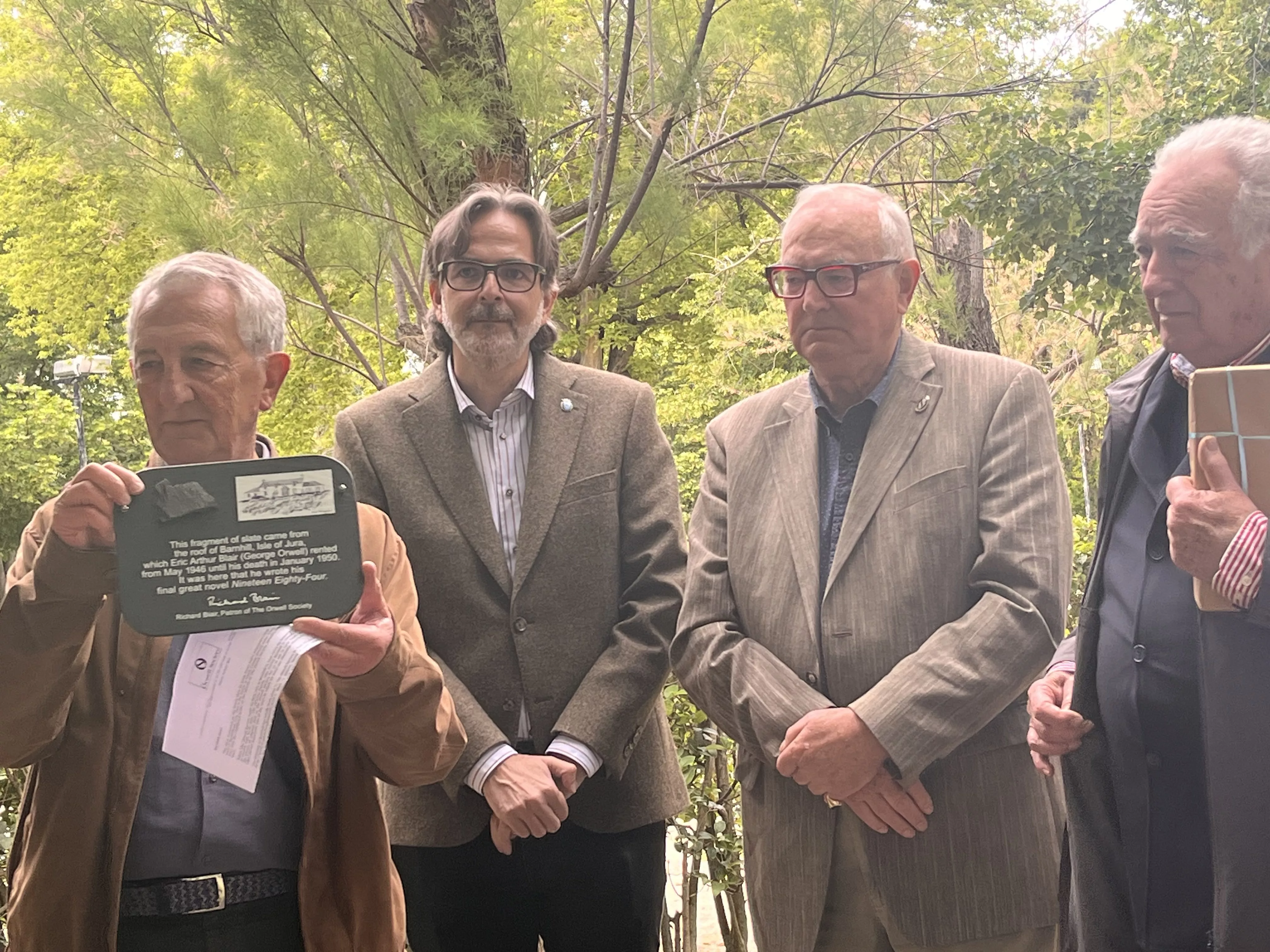 Inauguración de la escultura en homenaje a Orwell en el parque Miguel Servet de Huesca. Foto: Mercedes Manterola
