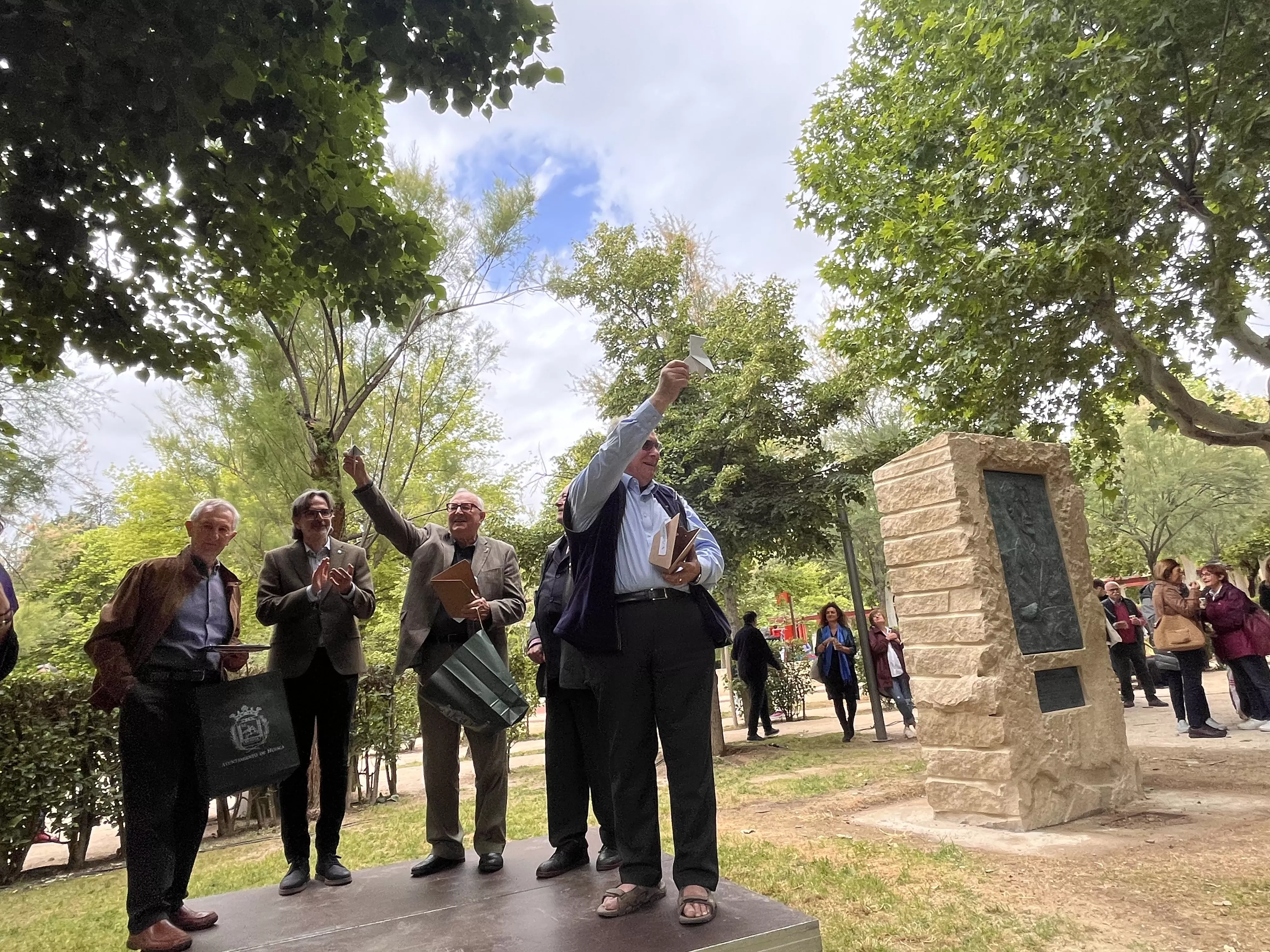 Inauguración de la escultura en homenaje a Orwell en el parque Miguel Servet de Huesca. Foto: Mercedes Manterola