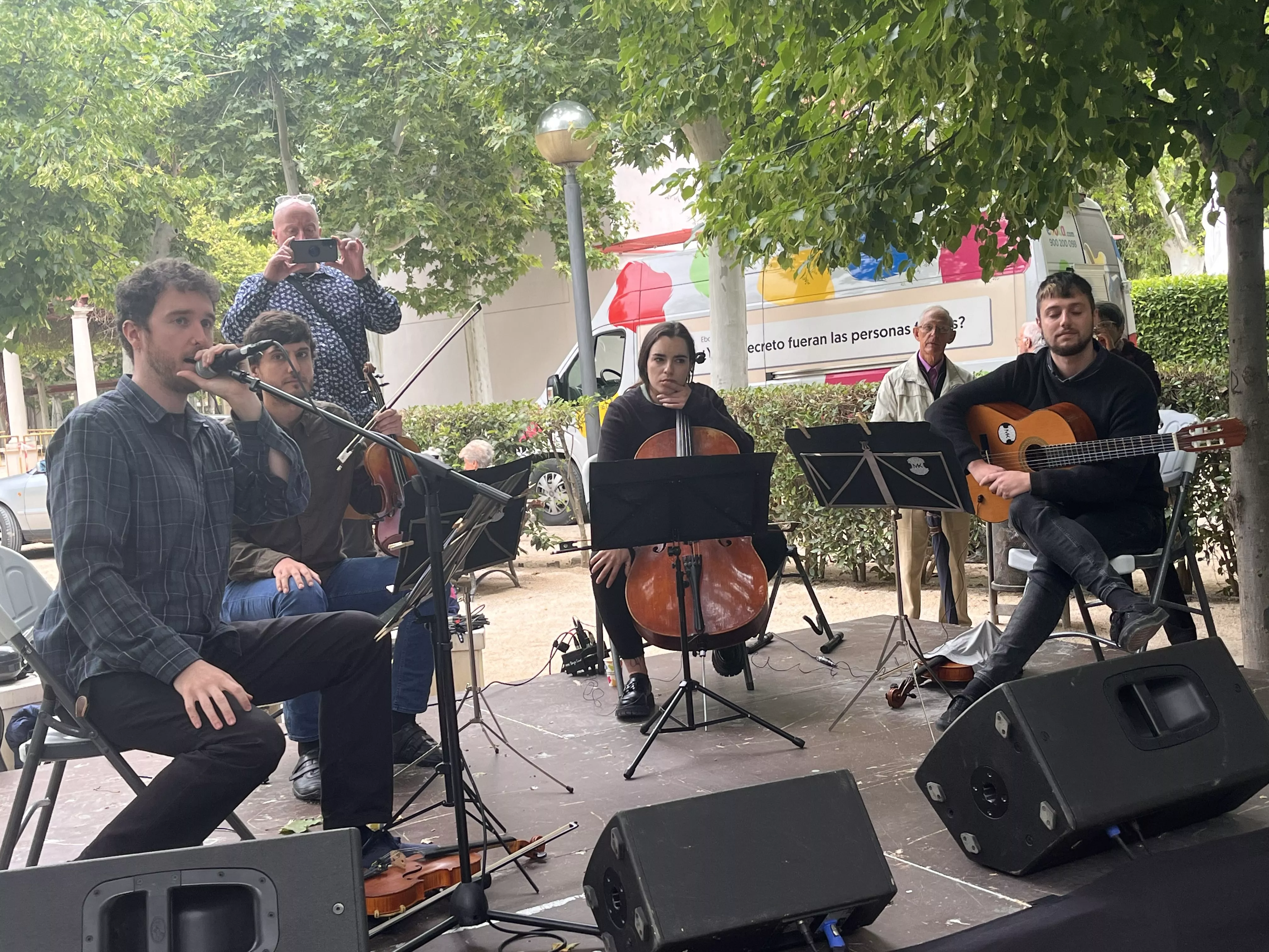 Inauguración de la escultura en homenaje a Orwell en el parque Miguel Servet de Huesca. Foto: Mercedes Manterola