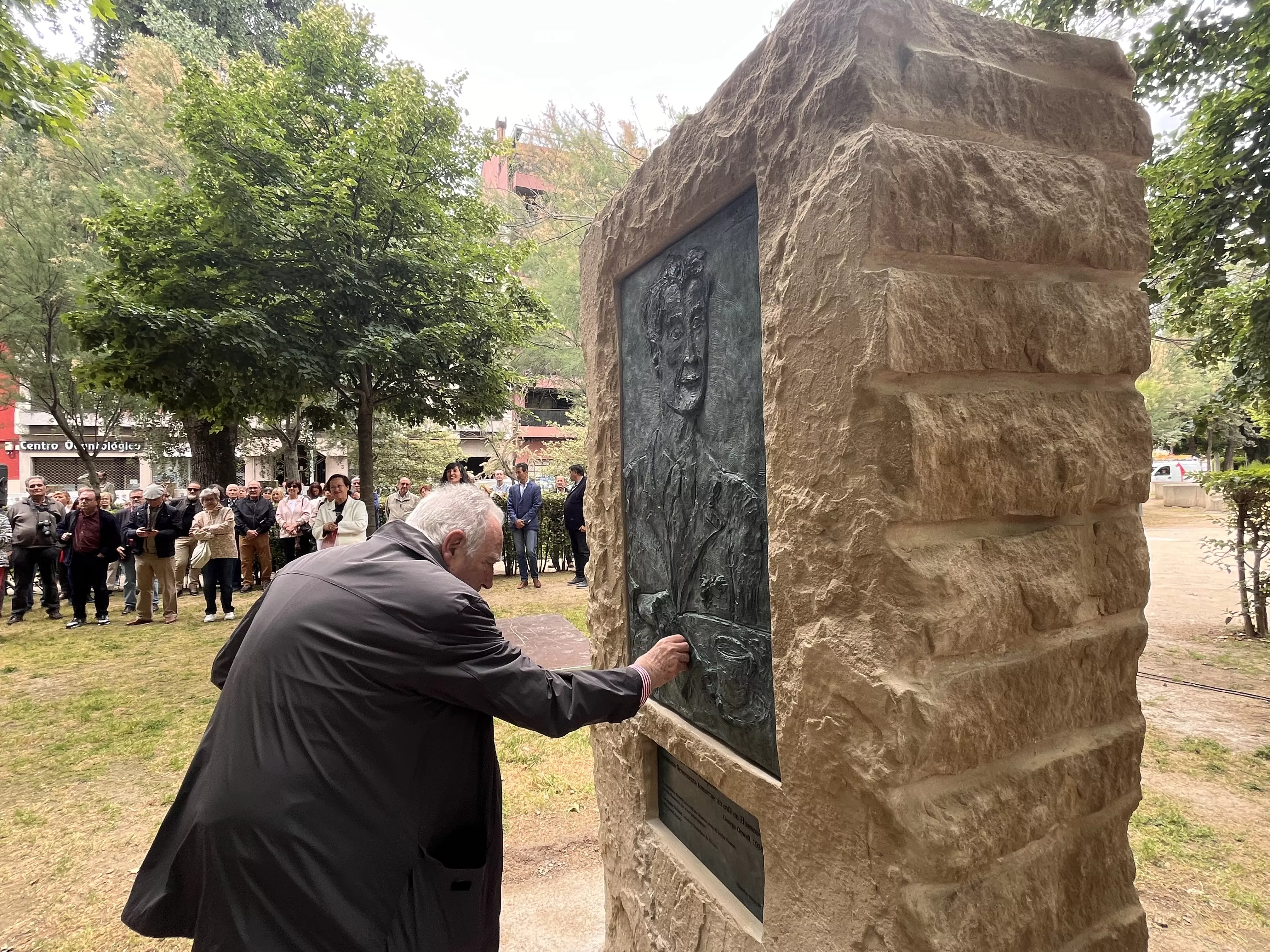 Inauguración de la escultura en homenaje a Orwell en el parque Miguel Servet de Huesca. Foto: Mercedes Manterola