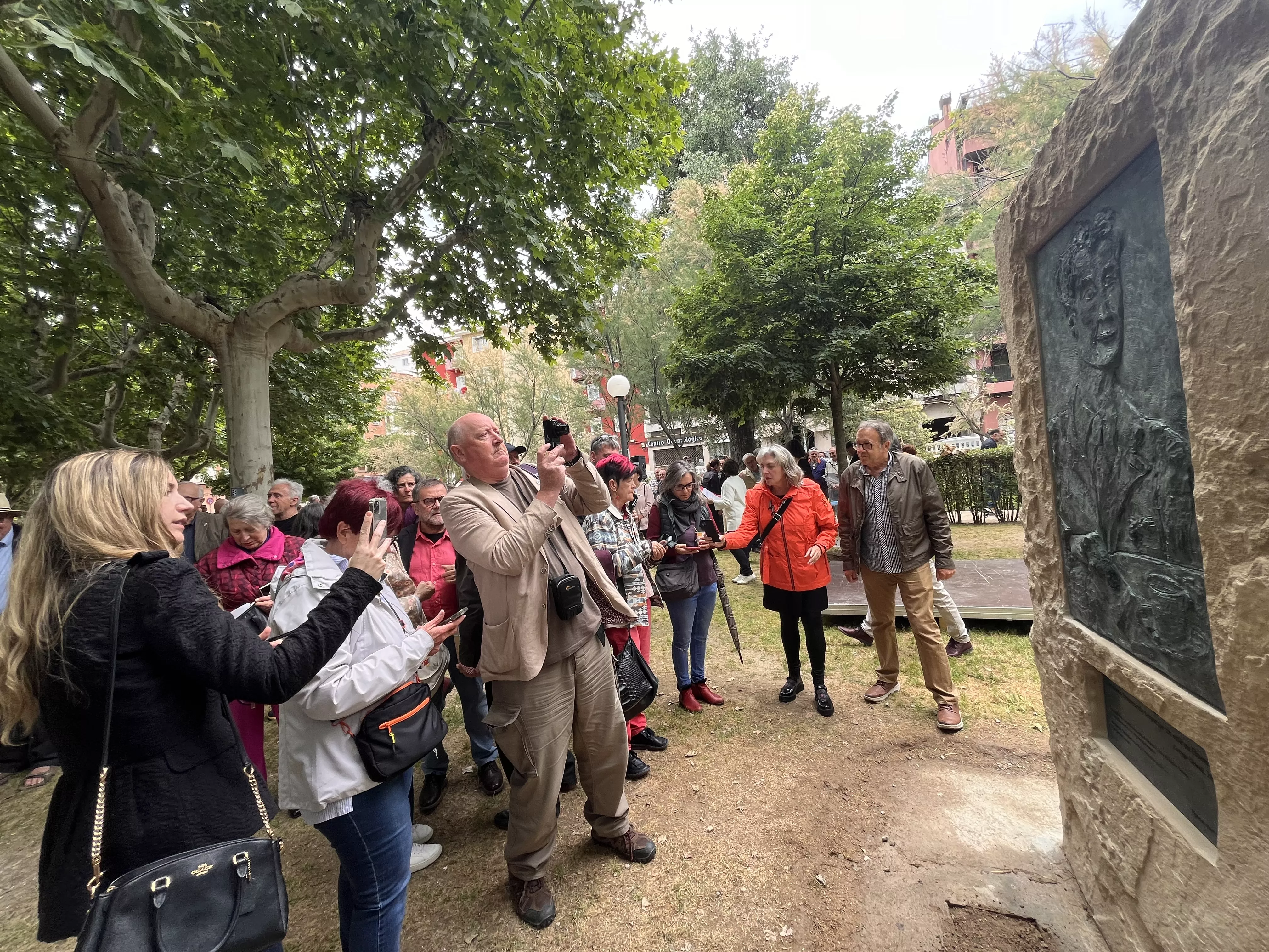 Inauguración de la escultura en homenaje a Orwell en el parque Miguel Servet de Huesca. Foto: Mercedes Manterola