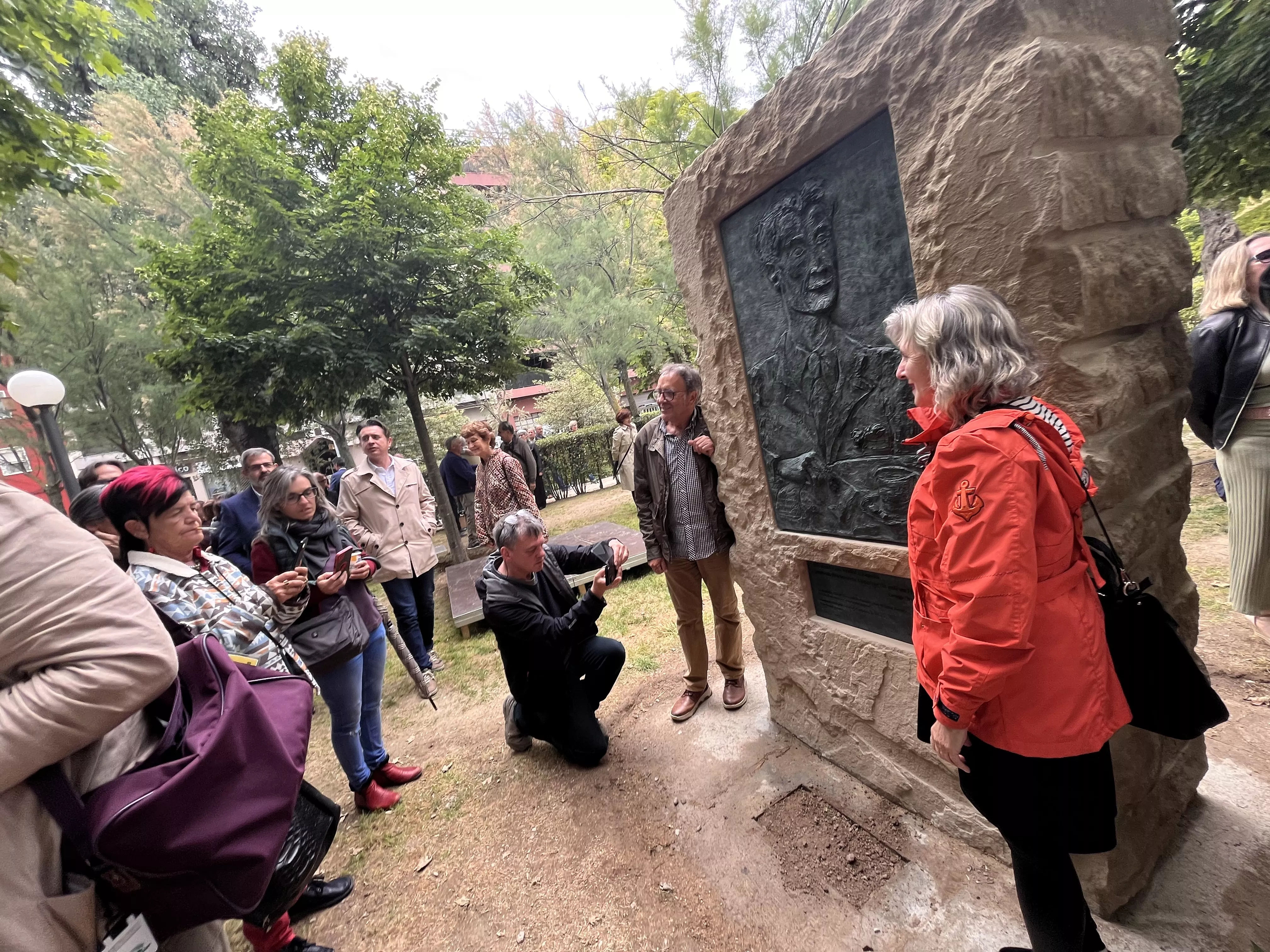 Inauguración de la escultura en homenaje a Orwell en el parque Miguel Servet de Huesca. Foto: Mercedes Manterola