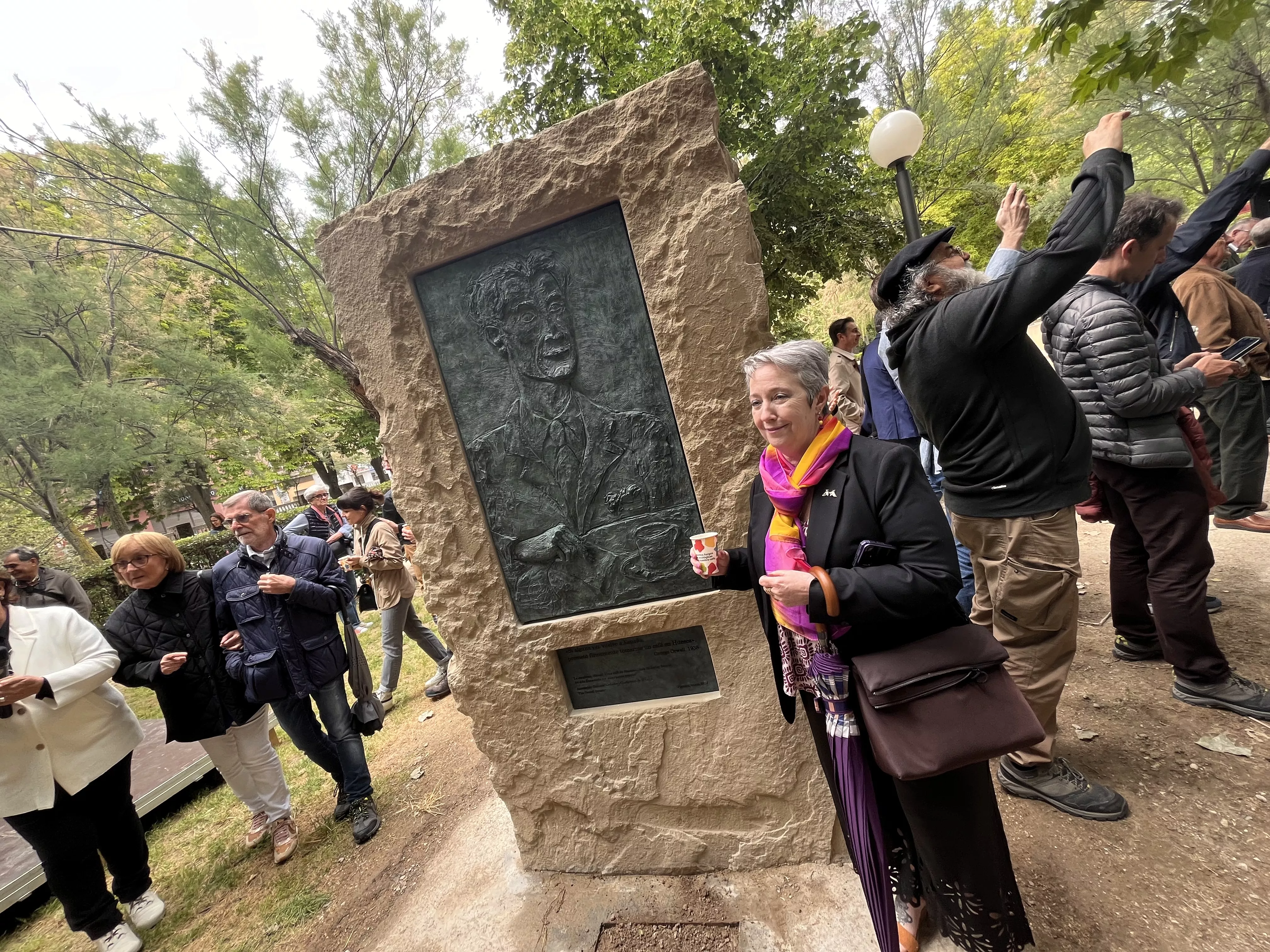 Inauguración de la escultura en homenaje a Orwell en el parque Miguel Servet de Huesca. Foto: Mercedes Manterola