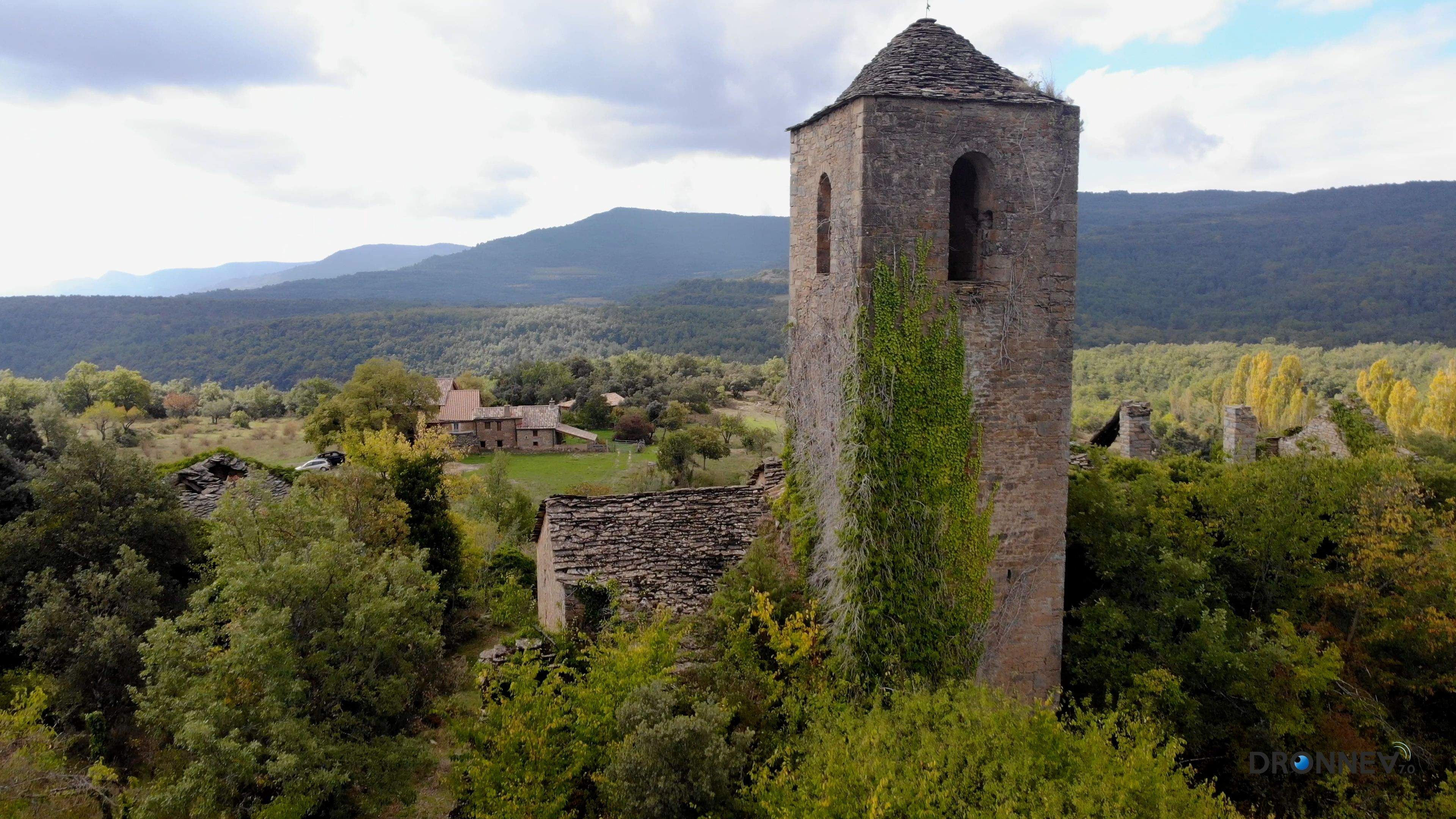 La hiedra escala sobre la iglesia. Creer es crear, crear es crecer. ¿Volverán las oscuras golondrinas?