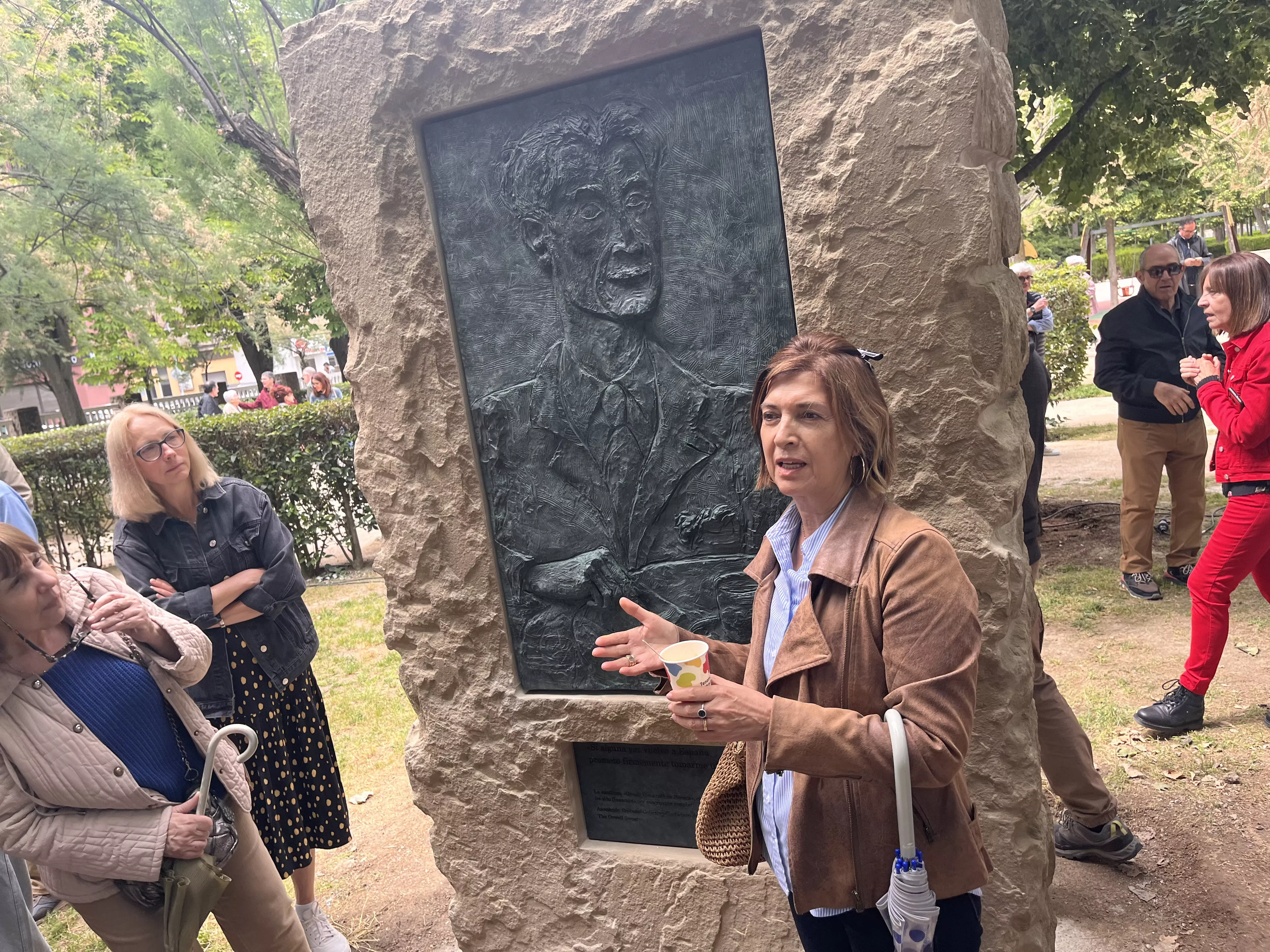 Inauguración de la escultura en homenaje a Orwell en el parque Miguel Servet de Huesca. Foto: Mercedes Manterola