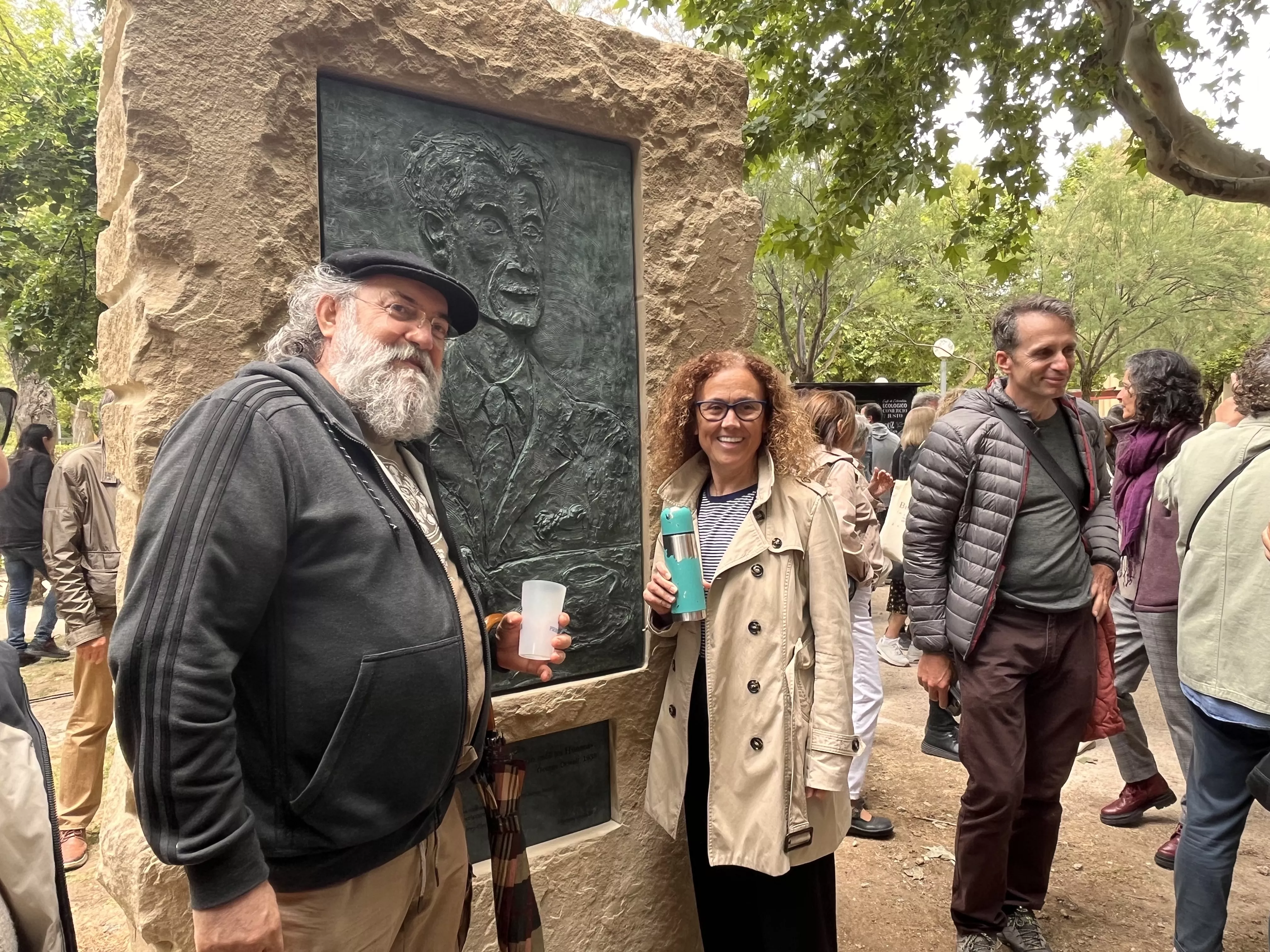 Inauguración de la escultura en homenaje a Orwell en el parque Miguel Servet de Huesca. Foto: Mercedes Manterola