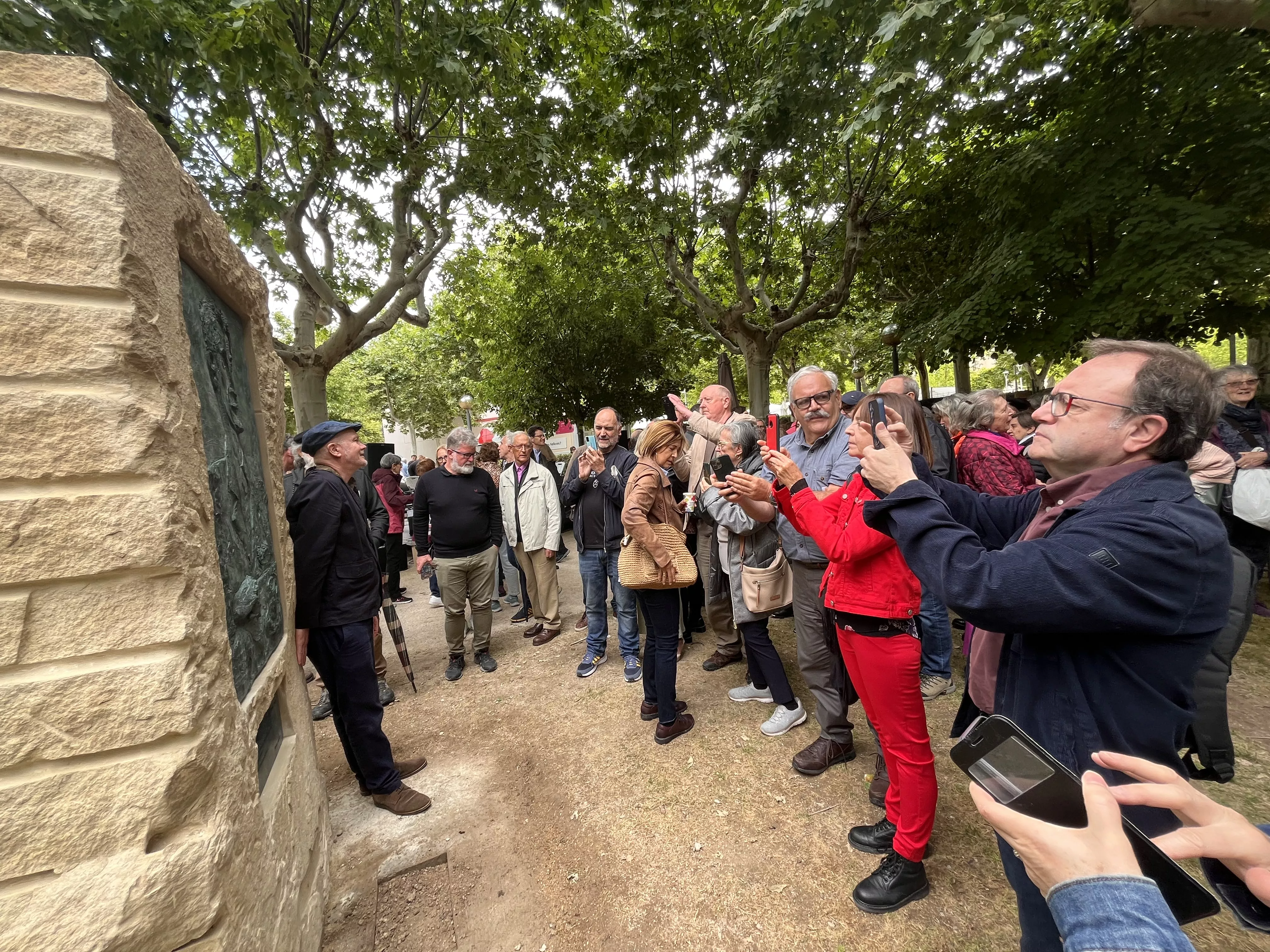 Inauguración de la escultura en homenaje a Orwell en el parque Miguel Servet de Huesca. Foto: Mercedes Manterola