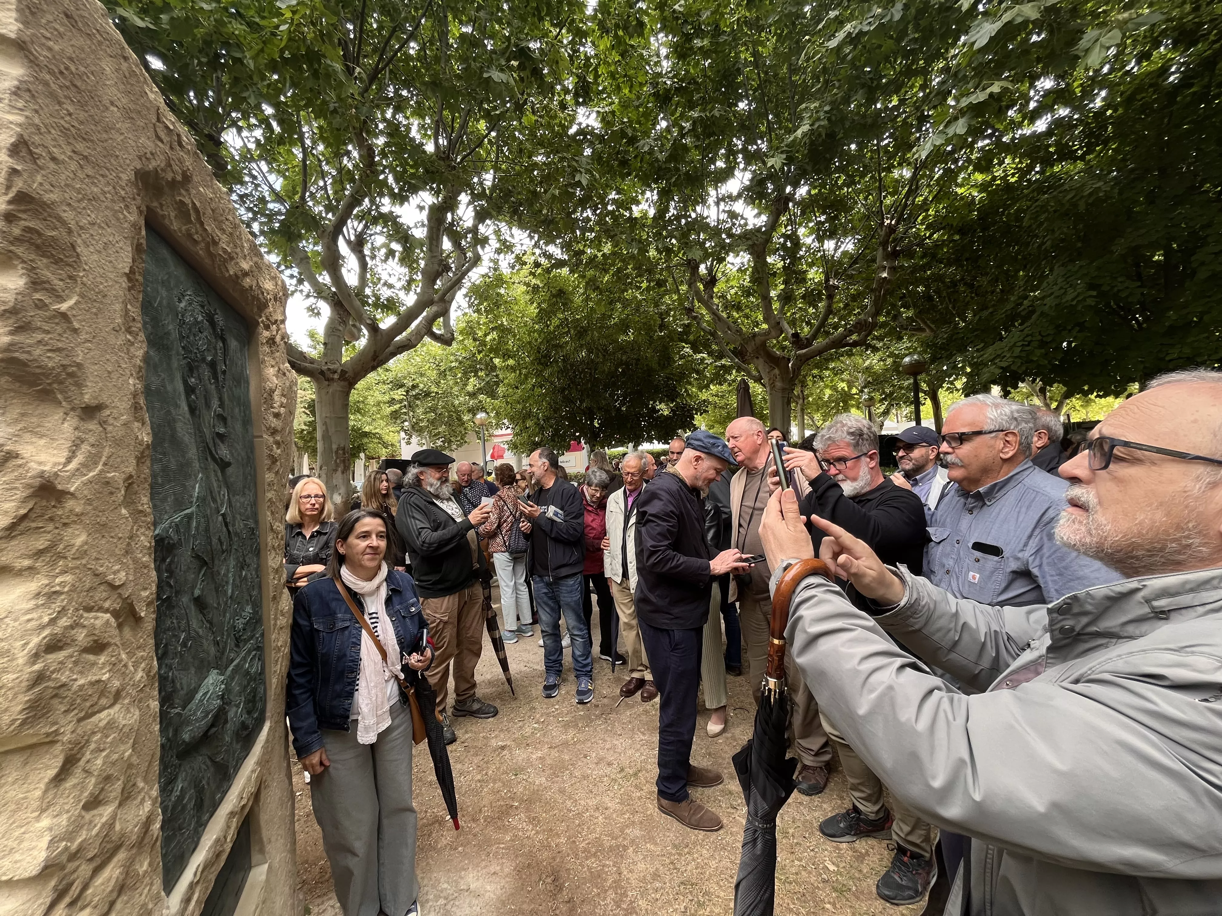 Inauguración de la escultura en homenaje a Orwell en el parque Miguel Servet de Huesca. Foto: Mercedes Manterola