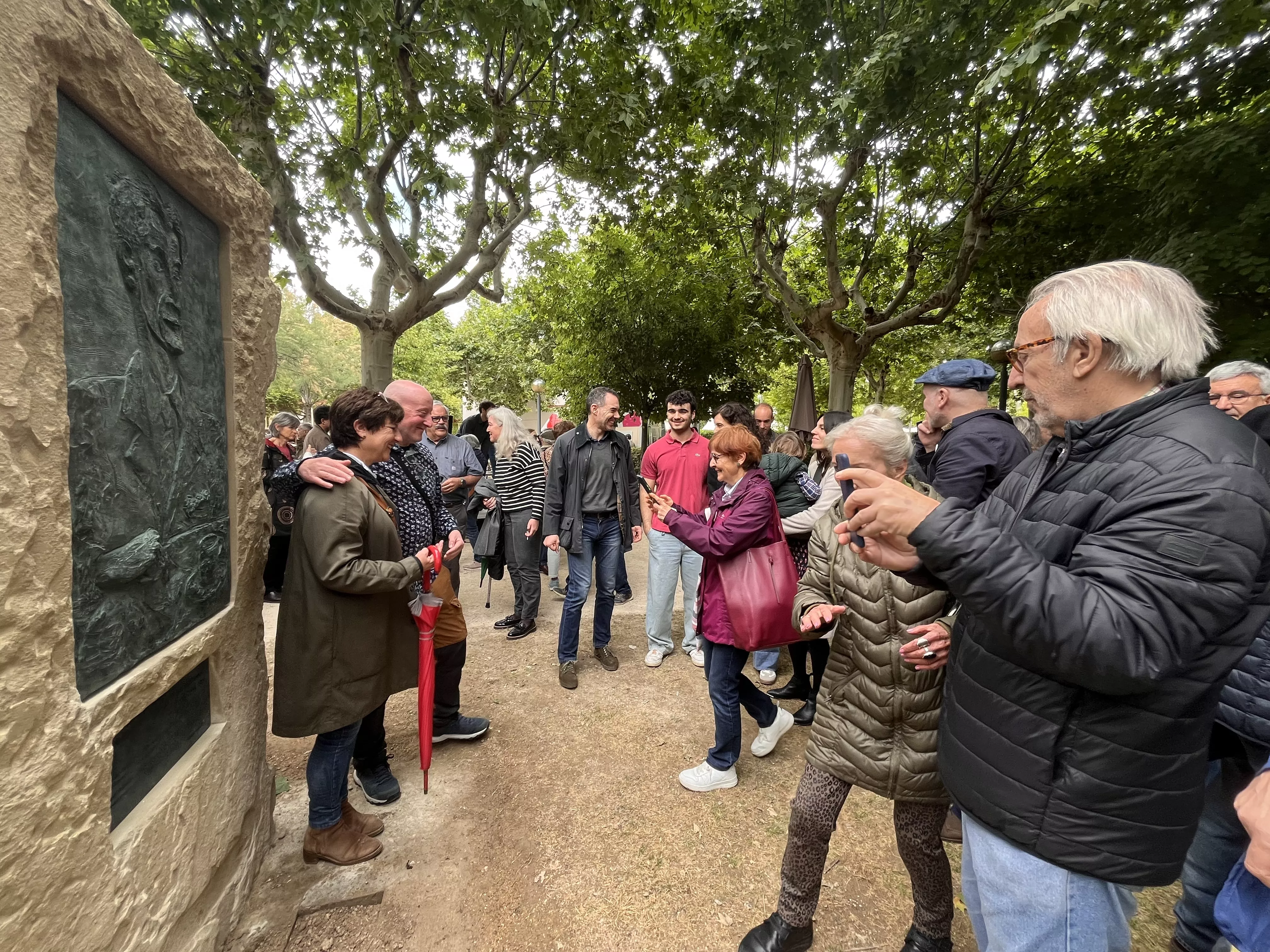 Inauguración de la escultura en homenaje a Orwell en el parque Miguel Servet de Huesca. Foto: Mercedes Manterola