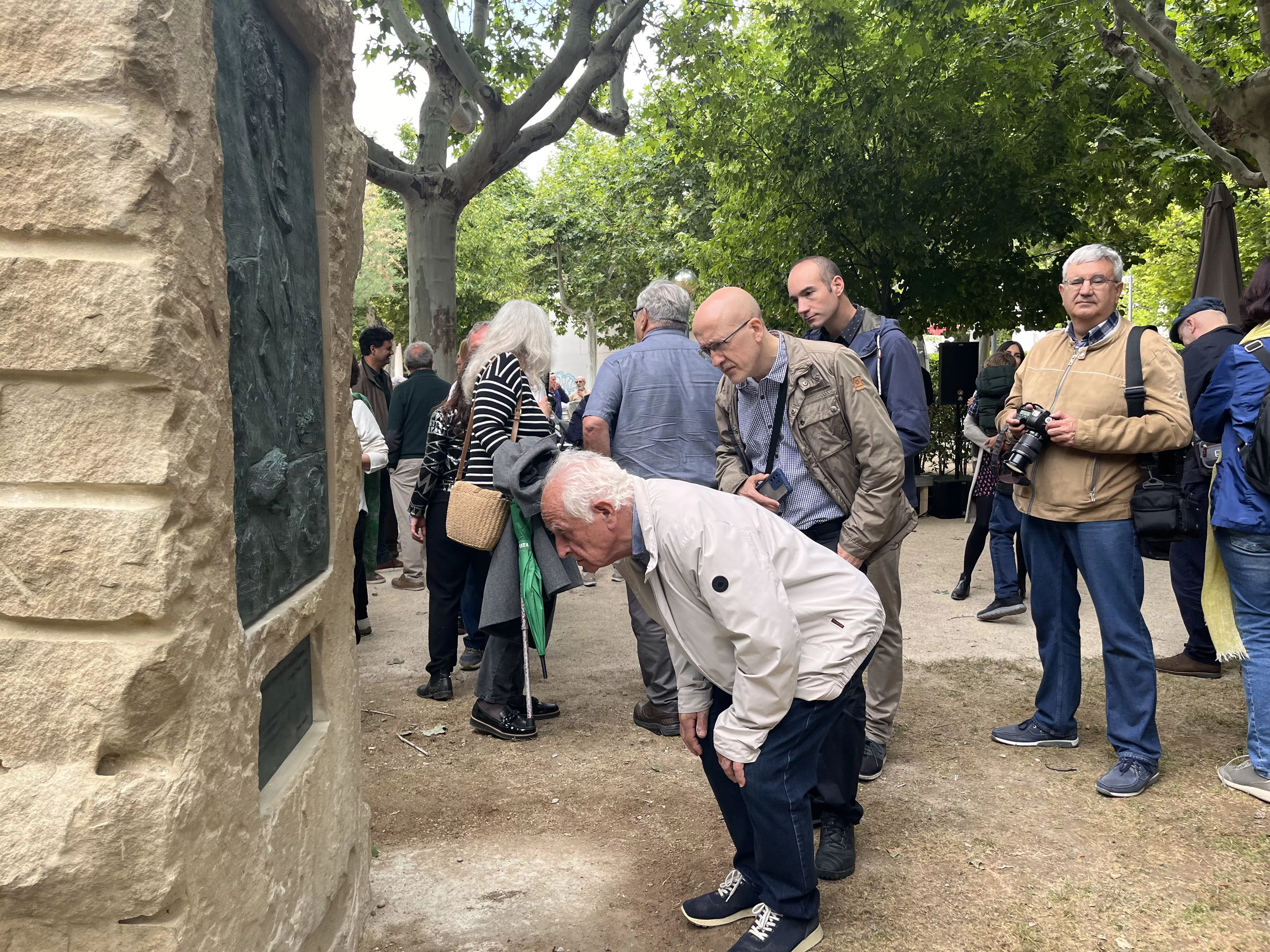 Inauguración de la escultura en homenaje a Orwell en el parque Miguel Servet de Huesca. Foto: Mercedes Manterola