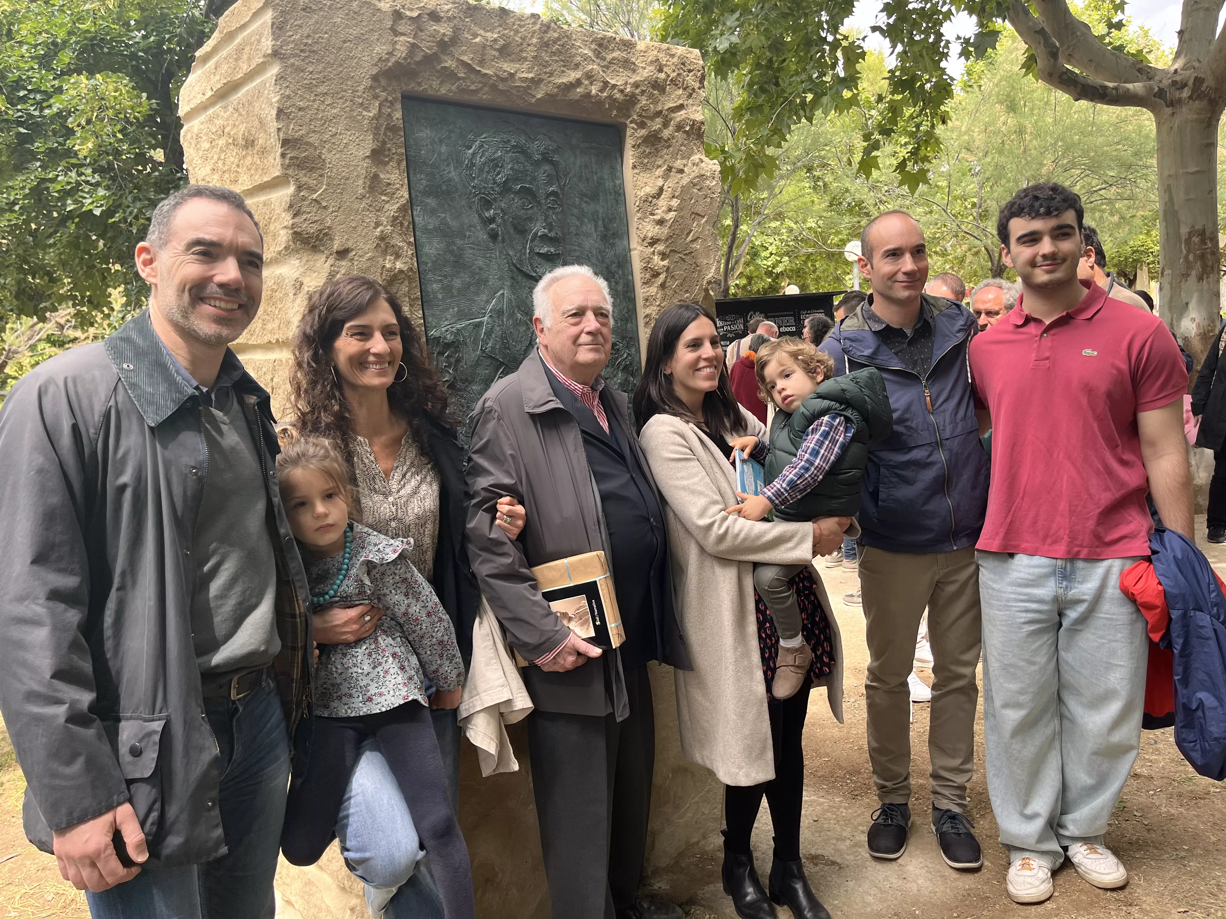 Inauguración de la escultura en homenaje a Orwell en el parque Miguel Servet de Huesca. Foto: Mercedes Manterola