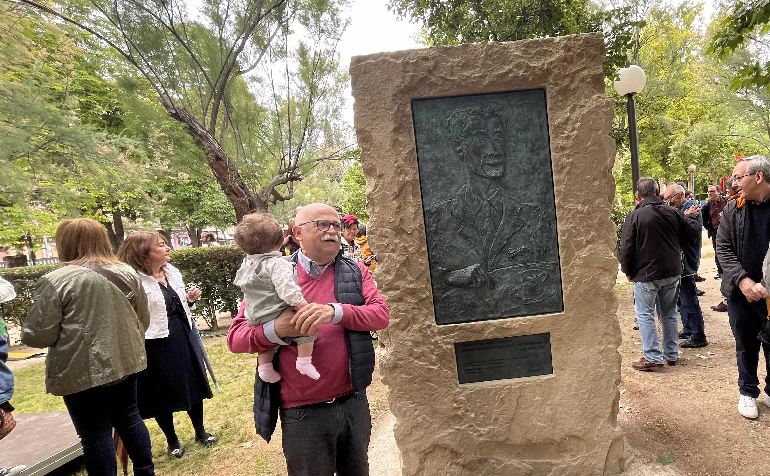Inauguración de la escultura en homenaje a Orwell en el parque Miguel Servet de Huesca. Foto: Mercedes Manterola