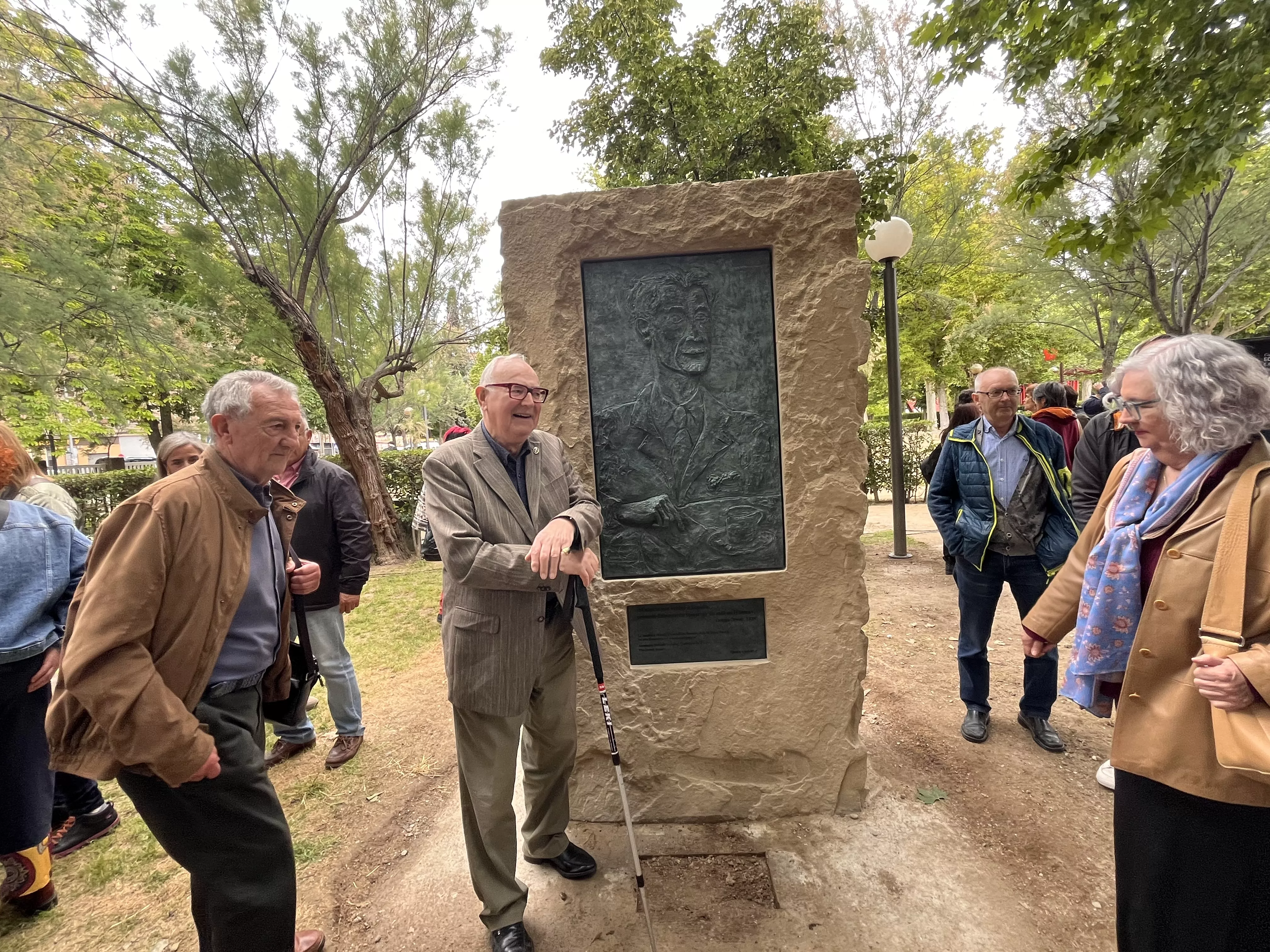 Inauguración de la escultura en homenaje a Orwell en el parque Miguel Servet de Huesca. Foto: Mercedes Manterola