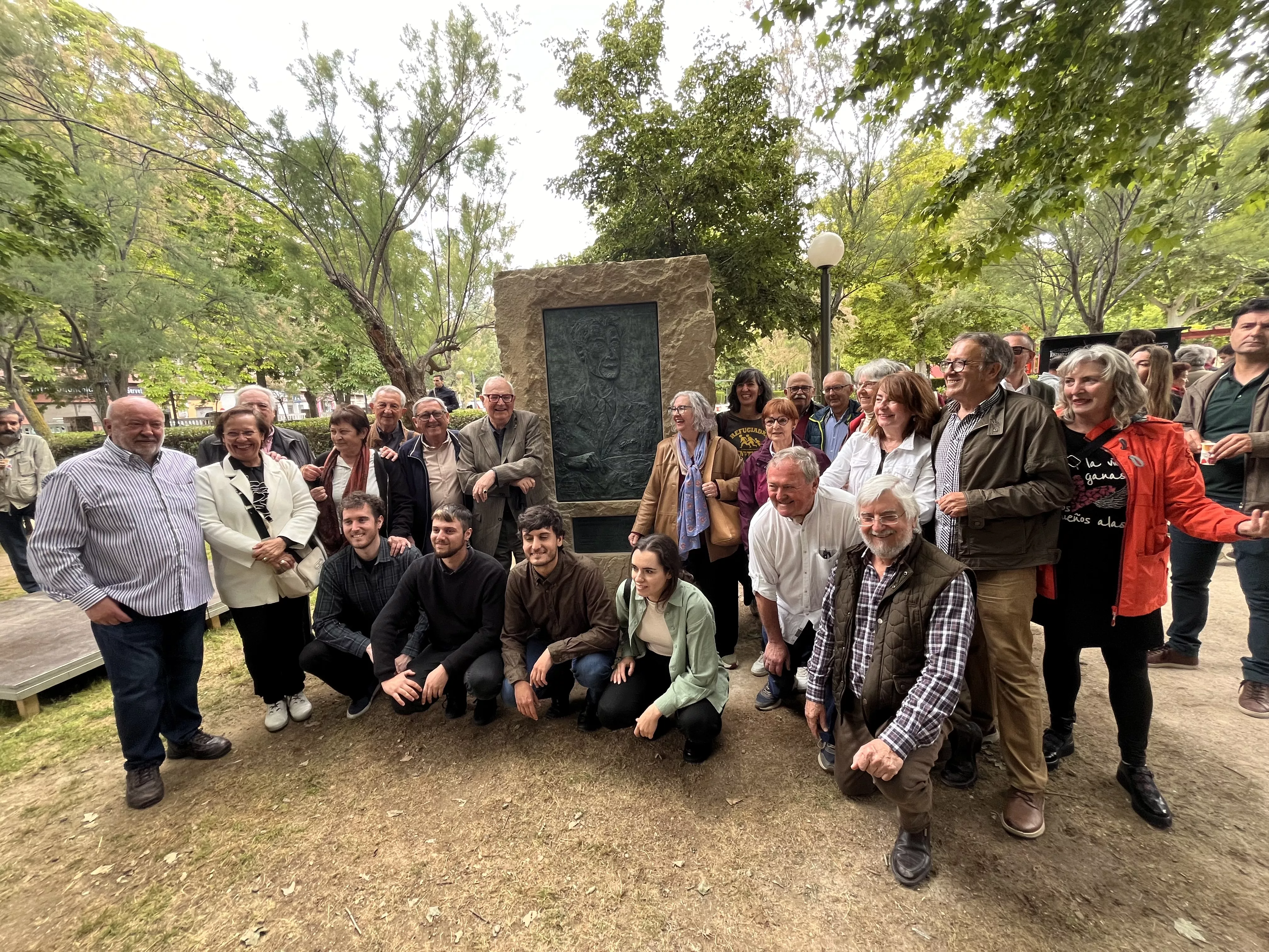 Inauguración de la escultura en homenaje a Orwell en el parque Miguel Servet de Huesca. Foto: Mercedes Manterola