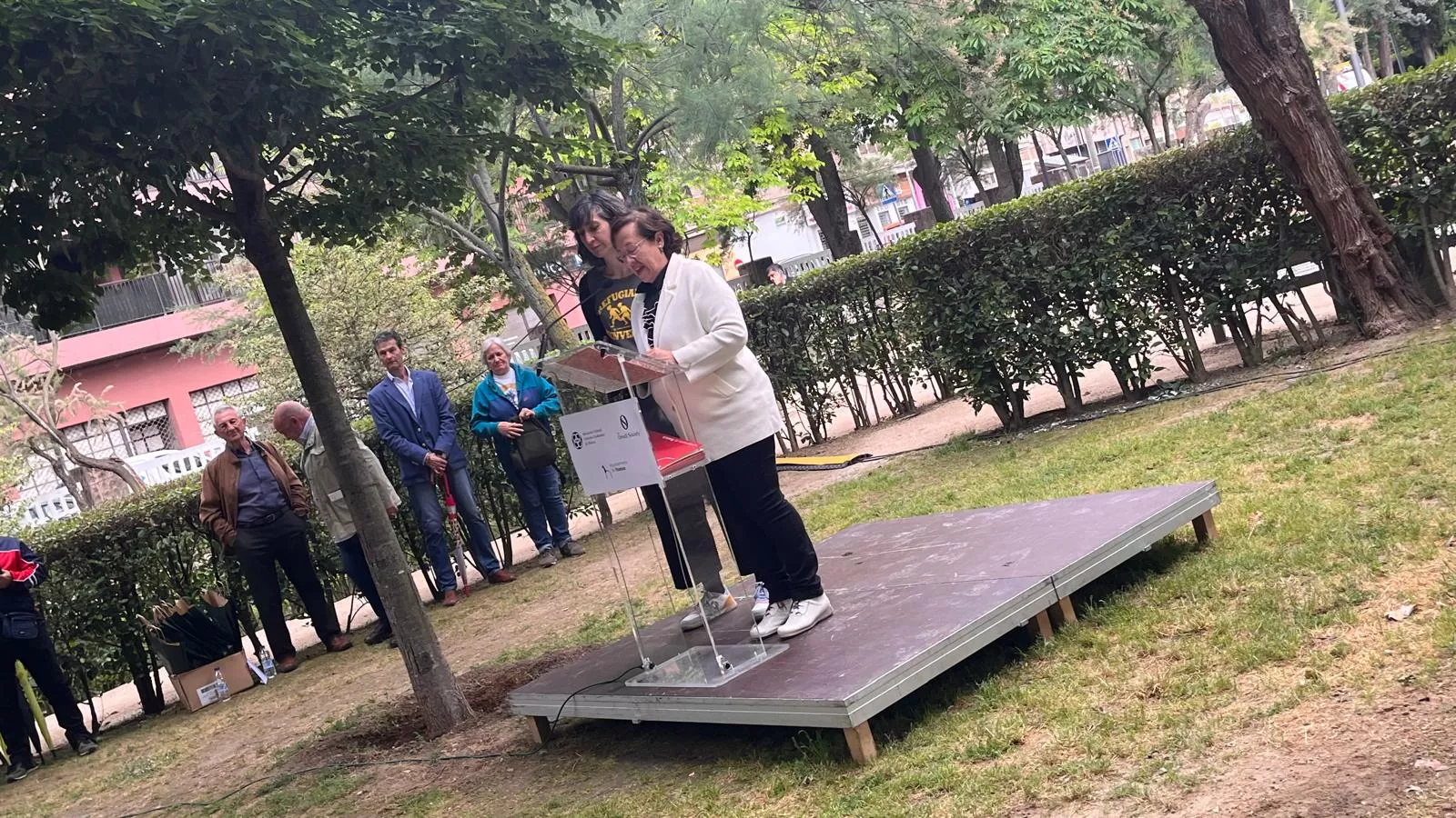 Inauguración de la escultura en homenaje a Orwell en el parque Miguel Servet de Huesca. Foto: Mercedes Manterola