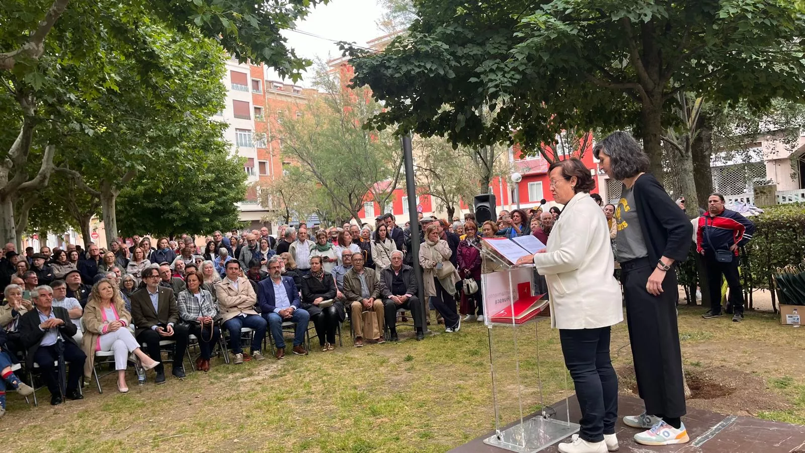 Inauguración de la escultura en homenaje a Orwell en el parque Miguel Servet de Huesca. Foto: Mercedes Manterola