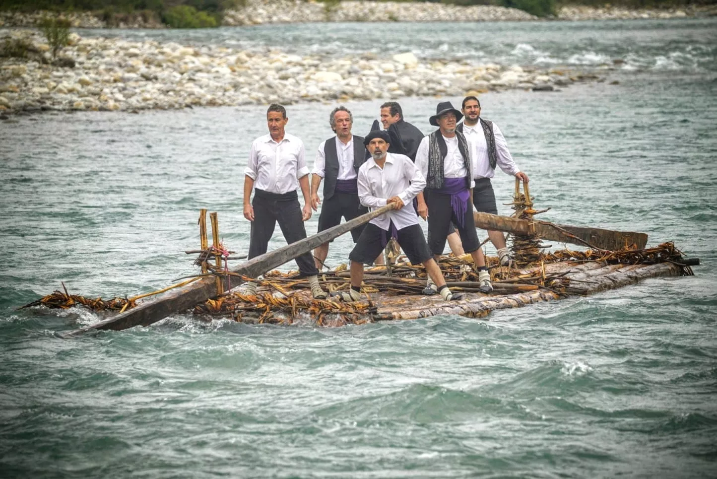 Las nabatas realizan un espectacular descenso por el Cinca.