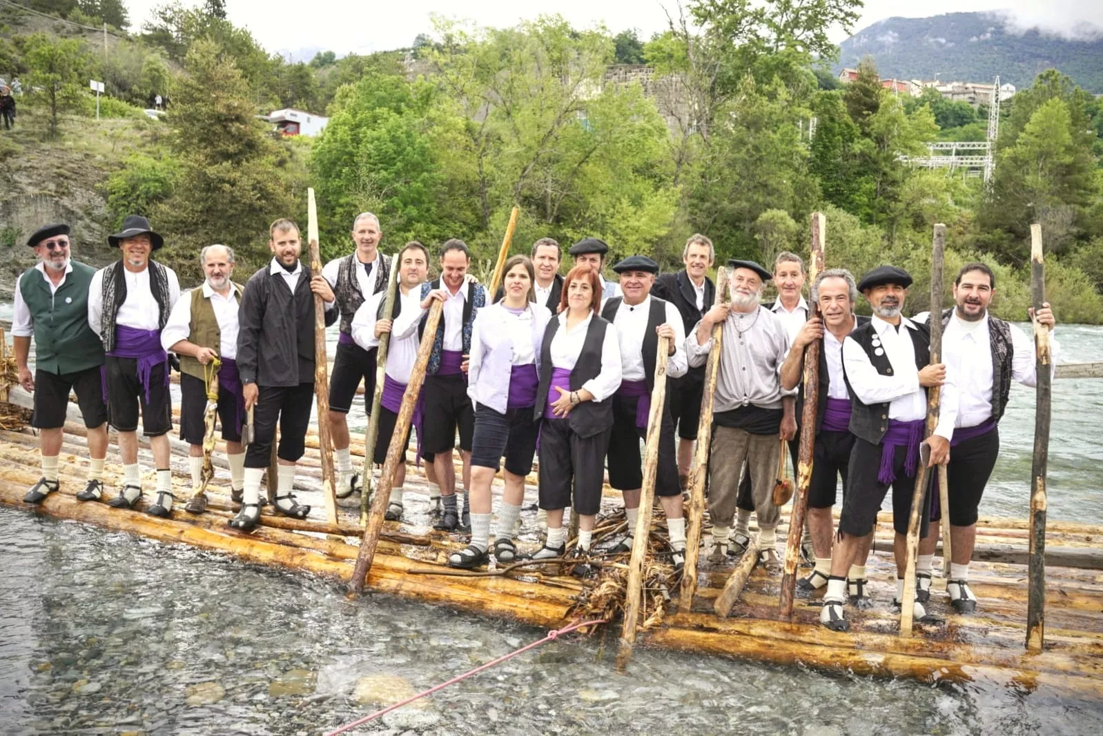 Los Nabateros de Sobrarbe culminan la 38 edición del descenso por el Cinca.