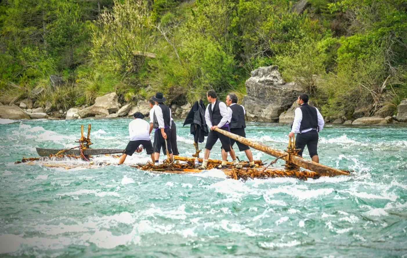 Los Nabateros de Sobrarbe culminan la 38 edición del descenso por el Cinca.