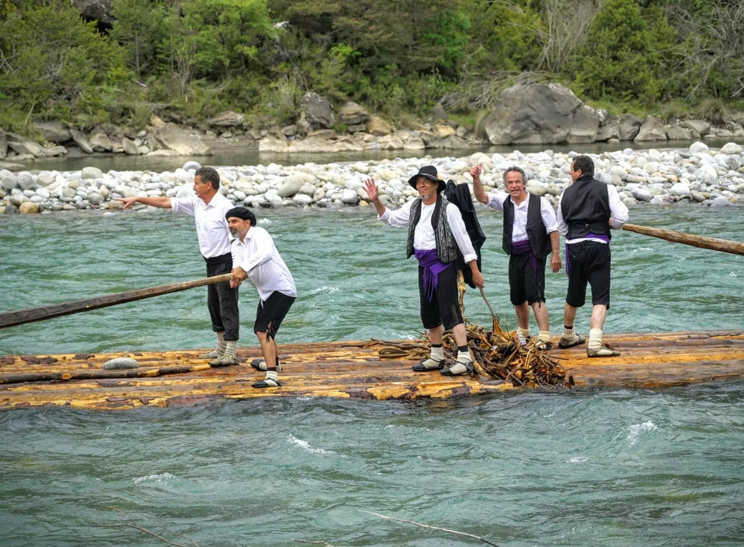 Los Nabateros de Sobrarbe culminan la 38 edición del descenso por el Cinca.