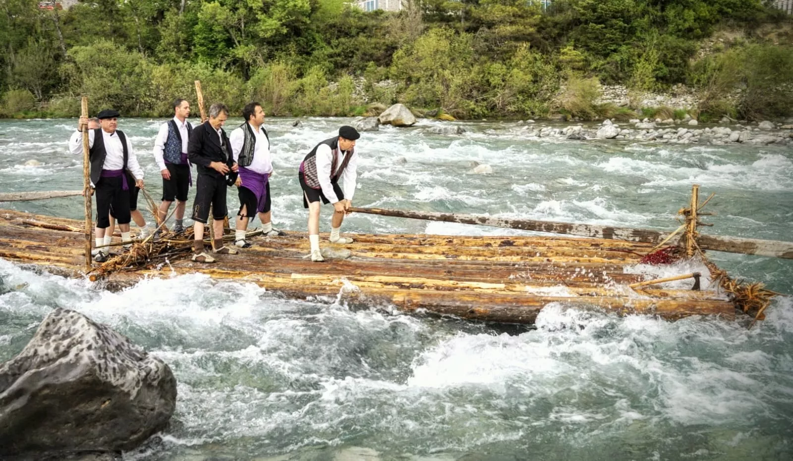 Los Nabateros de Sobrarbe culminan la 38 edición del descenso por el Cinca.
