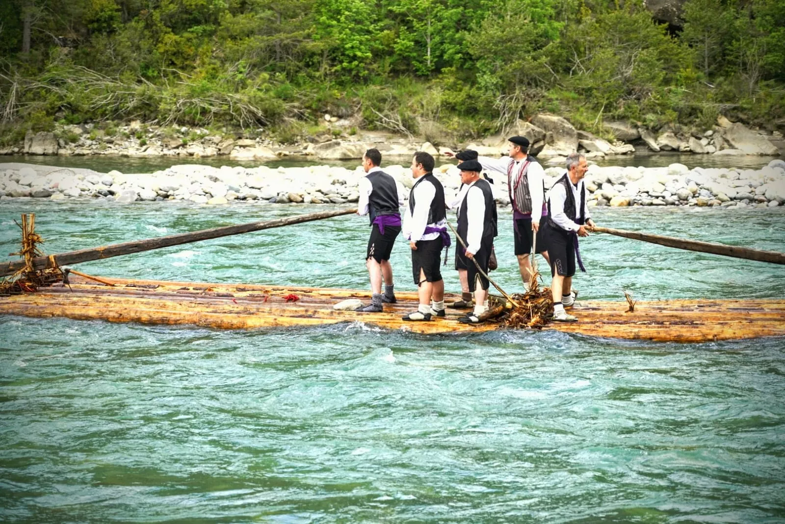 Los Nabateros de Sobrarbe culminan la 38 edición del descenso por el Cinca.